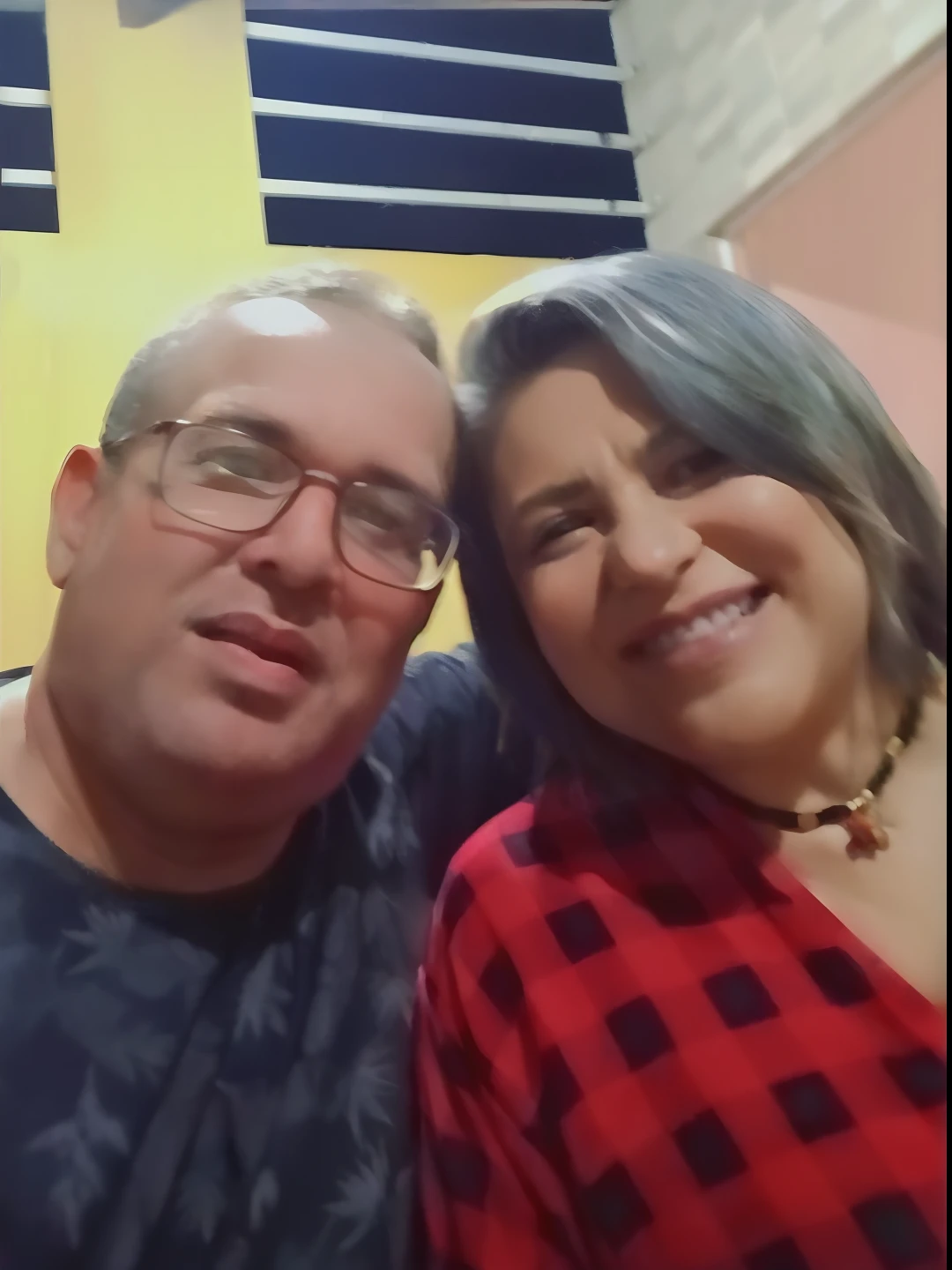 there is a man and woman posing for a picture together, imagem de perfil, Directed by: Nandor Soldier, momma and papa, Casal feliz, foto de perfil, david rios ferreira, Foto realista, andrea rocha, fernanda suarez, seu madruga, par, Directed by: Robert Combas, Alanis Guillen, edu souza, album photo, foto do perfil
