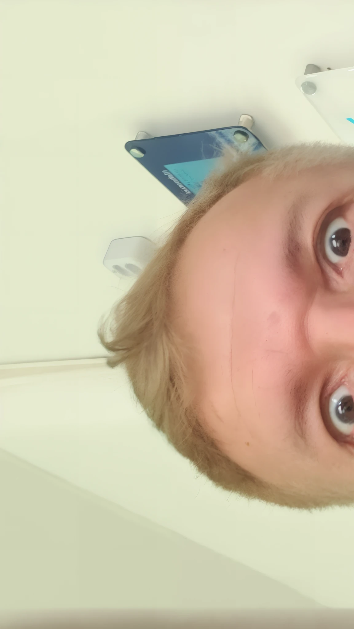 There is a man who is standing in front of a refrigerator, Fotografia Selfie 8k, Homem de 4 0 anos, Homem de 5 0 anos, Homens de 45 anos, rosto suado, Selfie de um homem, imagem de perfil, muito bobo olhando, Selfie!!!!! de um homem, ligeiro restolho, foto Selfie, restolho raspado, iphone Selfie, imagem desfocada