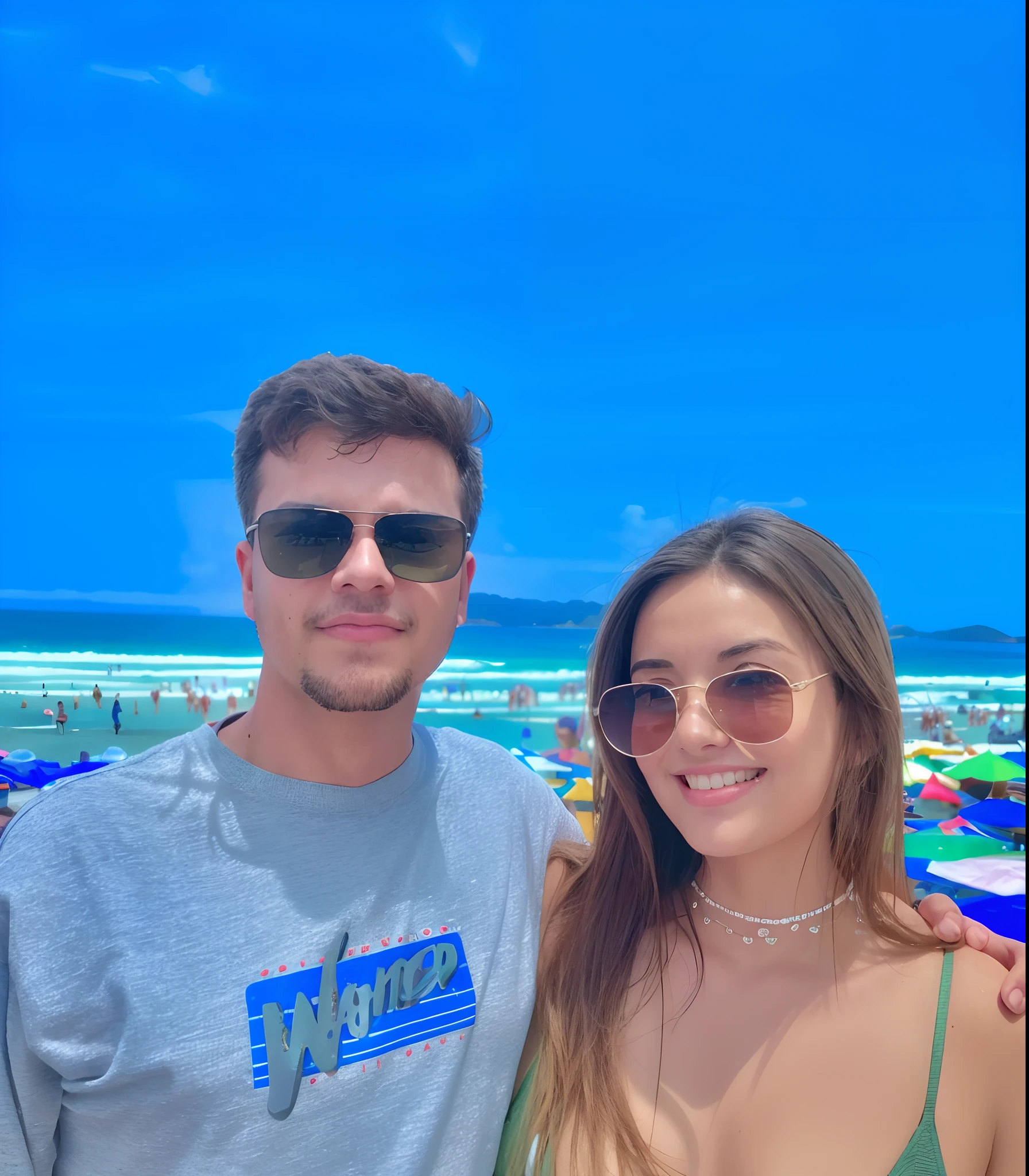 There's a man and a woman standing on a beach, vacation photo, O oceano ao fundo, oceano ao fundo, na praia, foto de perfil, foto de praia, na praia, imagem de perfil, na praia, 🤬 🤮 💕 🎀, Praia, no oceano, em uma praia ensolarada, standing at the beach