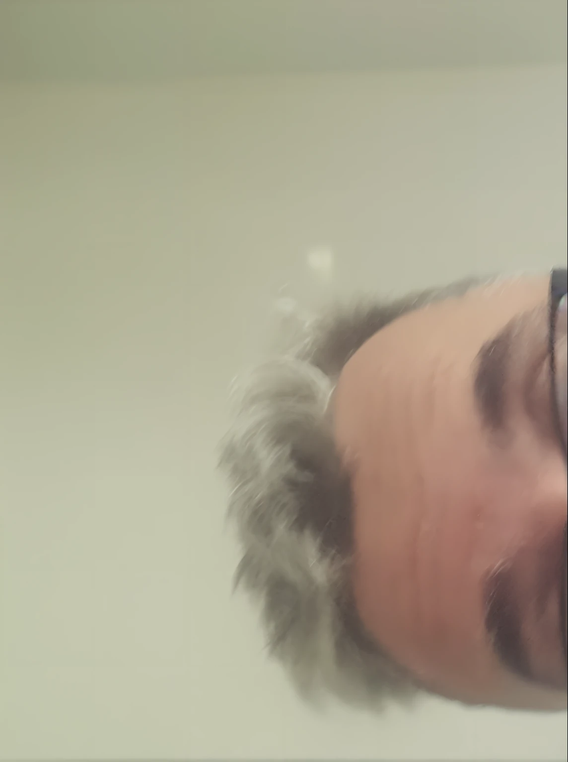 There's a man in glasses and tie standing in a bathroom, 3 6 anos, 3 2 anos, 38 anos, imagem de qualidade muito baixa, Homem de 4 0 anos, cerca de 3 5 anos, 3 5 anos, 35 anos, 2 8 anos, 2 9 anos, (38 anos)