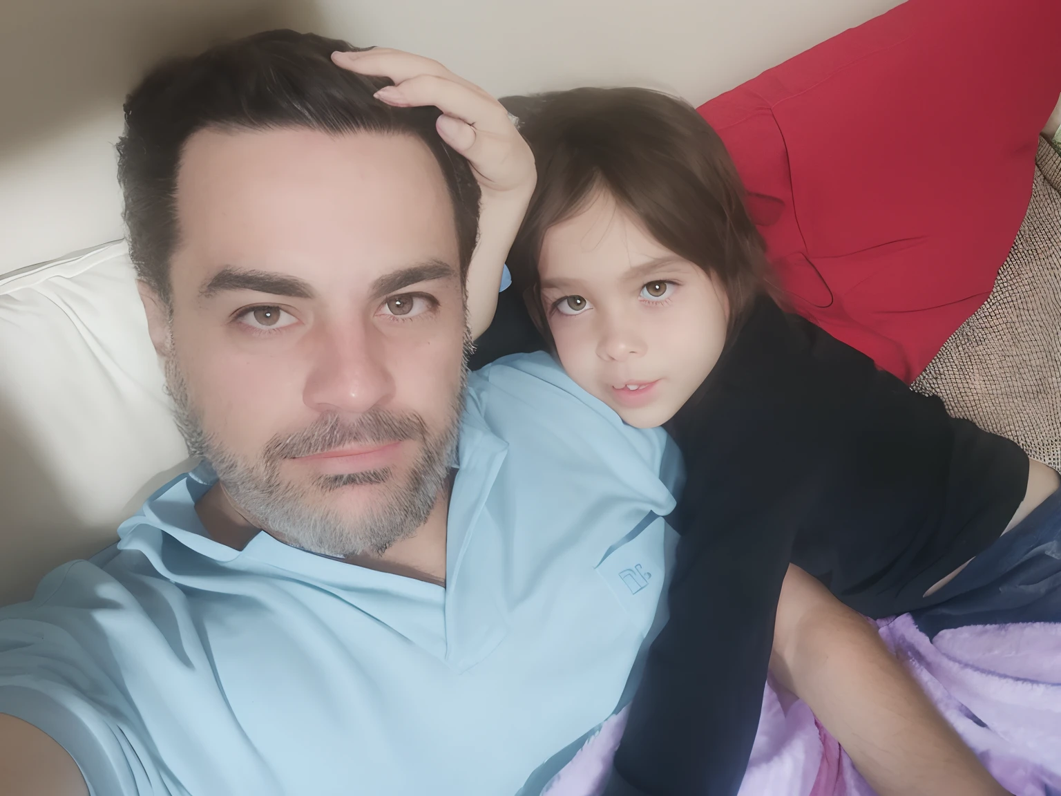 There's a man and a girl lying on a couch, imagem de qualidade muito baixa, fotografia, Homem de 4 0 anos, with a kid, papai, fotografia Selfie, Fotografia Selfie 8k, Carregado, pai com filho, gui guimaraes, Selfie, imagem de perfil, taken in the early 2020s, david rios ferreira
