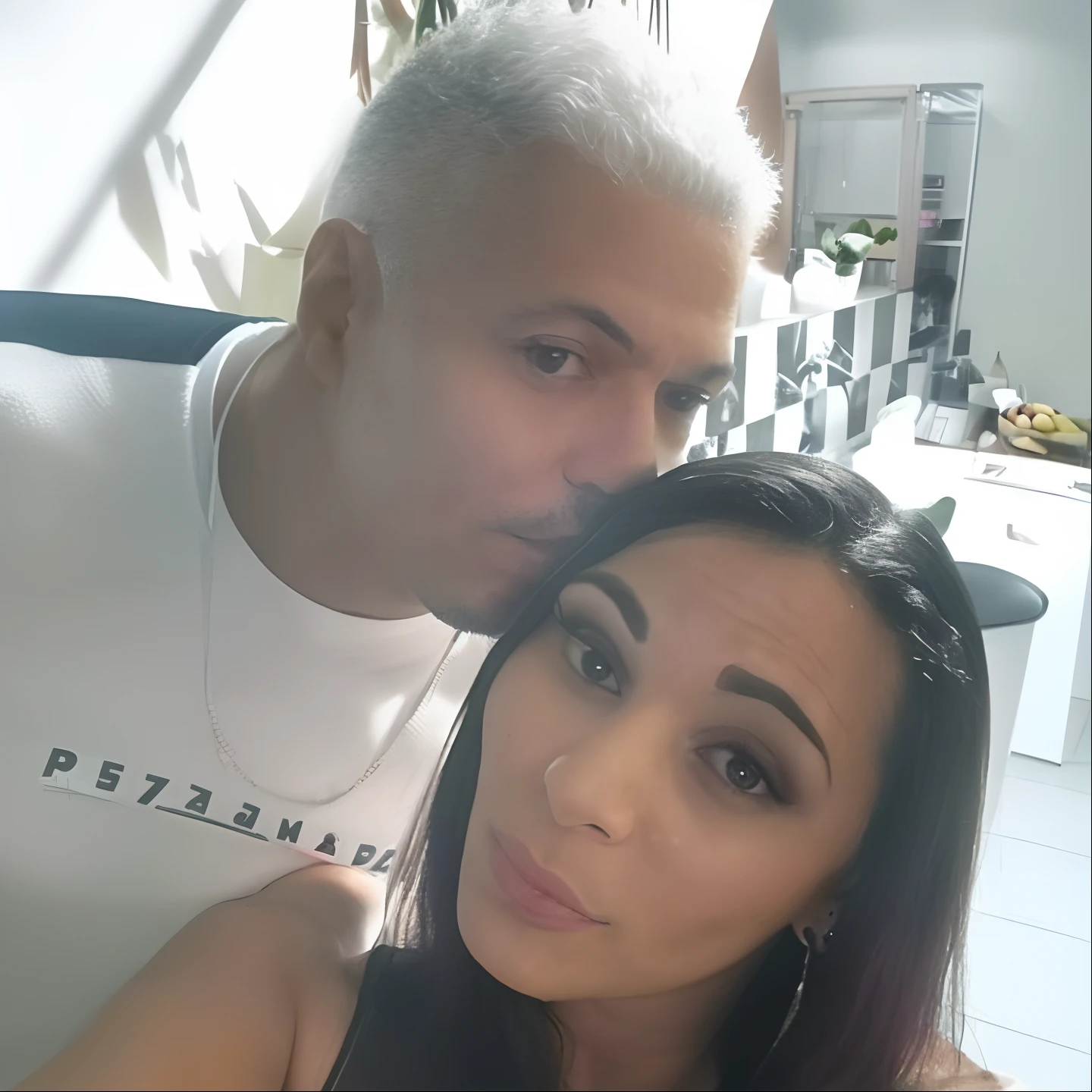 there is a man and a woman that are posing for a picture, momma and papa, imagem de perfil, beijando juntos fofos, Fotografia selfie 8k, Parece Fabiula Nascimento, Ronaldo Nazario Fenomeno, Lovely couple, foto de perfil, Directed by: Nandor Soldier, they are in love, selfie apaixonada, foto de perfil, muito definido