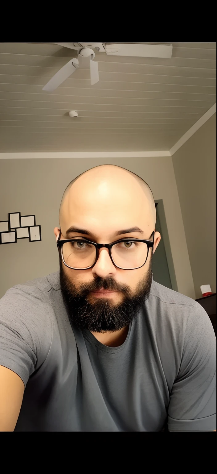 there is a man with a beard and glasses taking a selfie, careca com barba curta, with nerdy glasses and goatee, sem cabelo, completamente careca;, with glasses and goatee, bald head and menacing look, com nerd! glasses! e cavanhaque, barba raspada, shaved head, com uma barba pequena, sem barba, shaved bald head, barba curta
