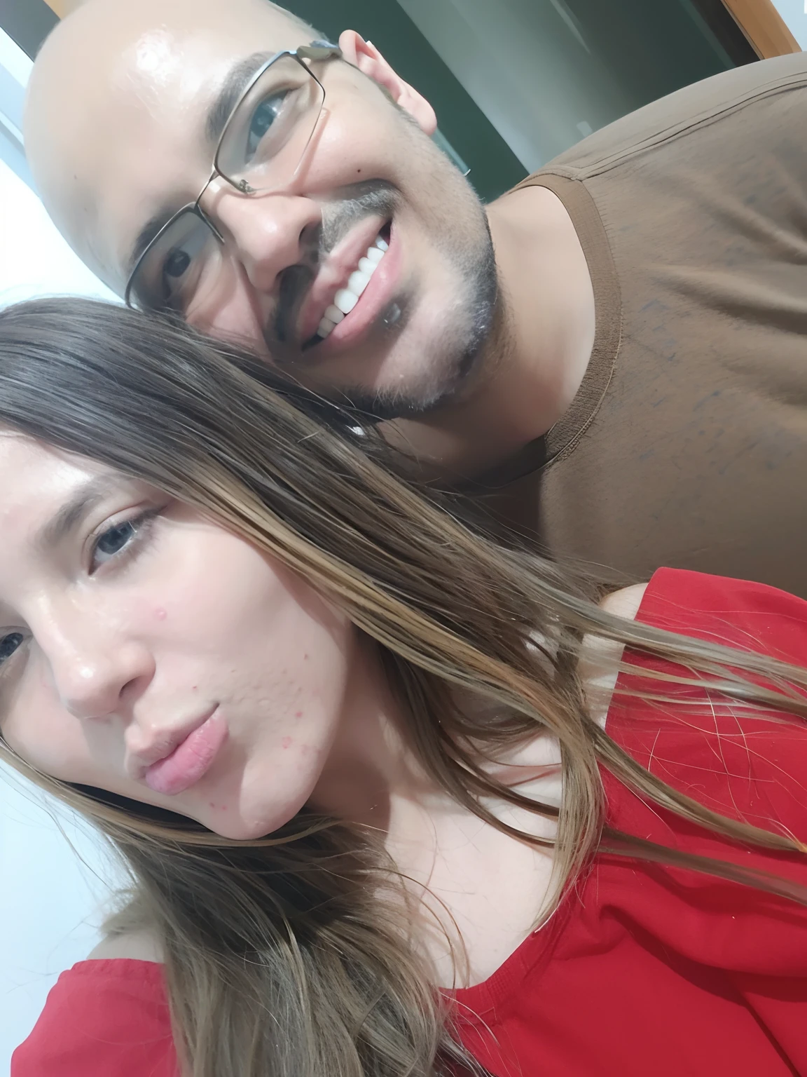 there is a man and a woman that are posing for a picture, imagem de qualidade muito baixa, imagem de perfil, Directed by: Nandor Soldier, Fotografia selfie 8k, foto de baixa qualidade, Lovely couple, 4 k post, Postagem 4k, com verruga, foto do perfil, imagem frontal, foto de perfil, qualidade muito baixa, Malika Favre, momma and papa