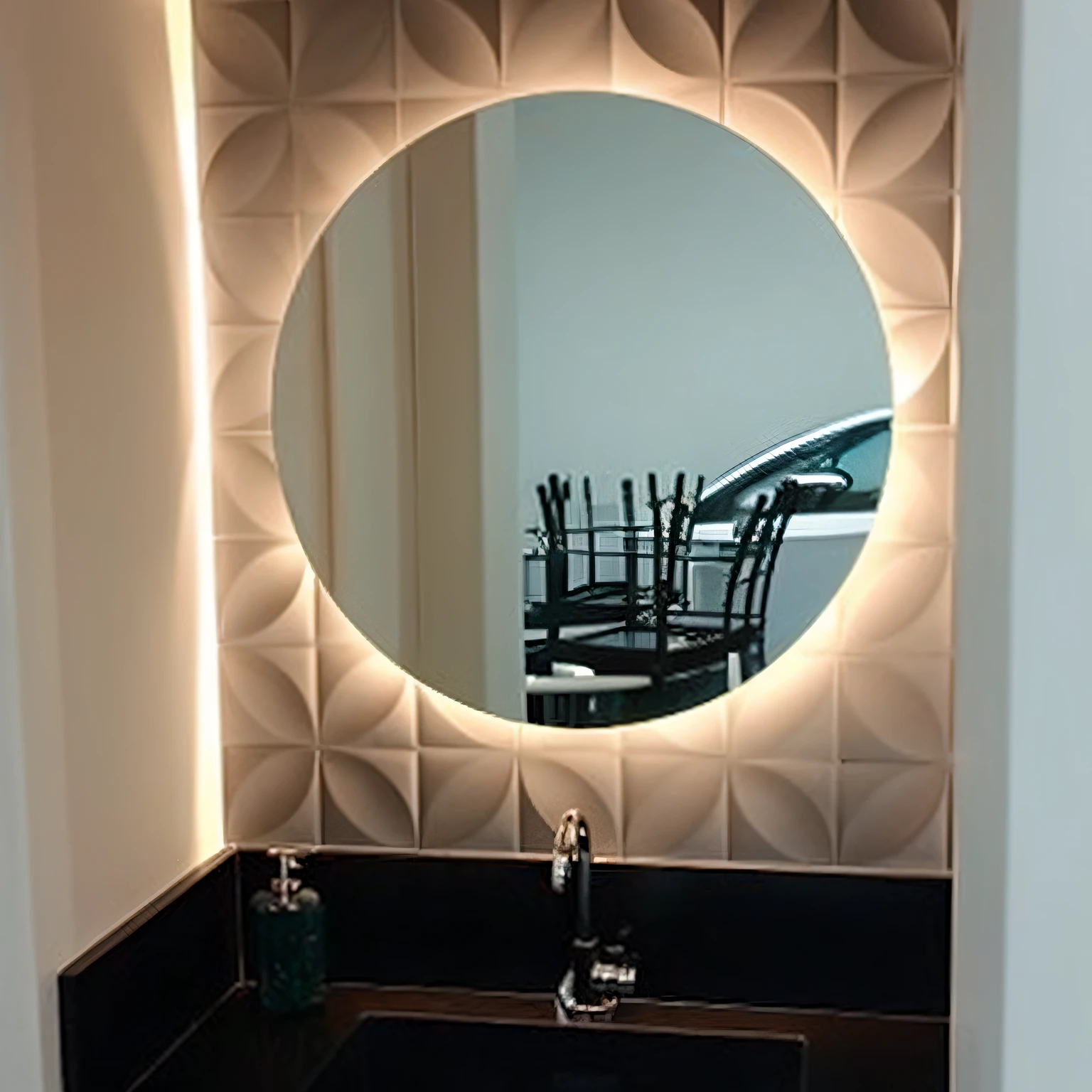There is a bathroom sink with a mirror above it, mirror and glass surfaces, espelho redondo na parede, visual moderno, design moderno, fundo espelhado, made of all white ceramic tiles, highlight lighting, design redondo, instagram post, dramatic ambient lighting, espelho infinito, dentro de uma moldura em uma parede de azulejos, ambient lighting from top, Recessed, white accent lighting