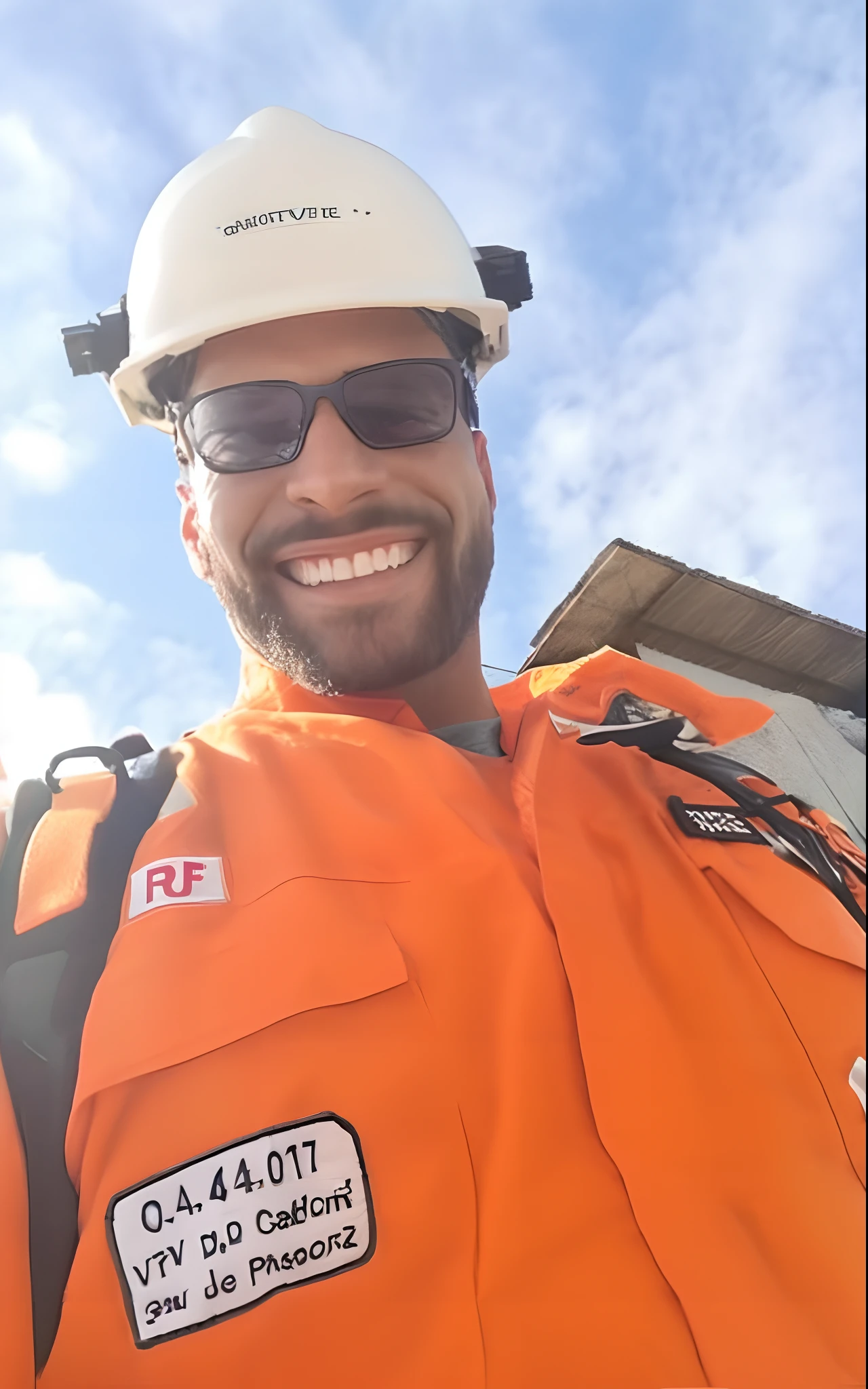 Homem de jaqueta laranja e capacete branco parado em frente a uma platafforma de petroleo, vestindo traje de voo sujo rasgado, vestindo traje de voo rasgado sujo, Selfie de um homem, (SFW) seguro para o trabalho, vestindo traje de voo, Seguro para o trabalho. foto do instagram, vestindo traje de voo sujo, david rios ferreira, Selfie!!!!! de um homem, selfie shot straight on angle, engenheiro