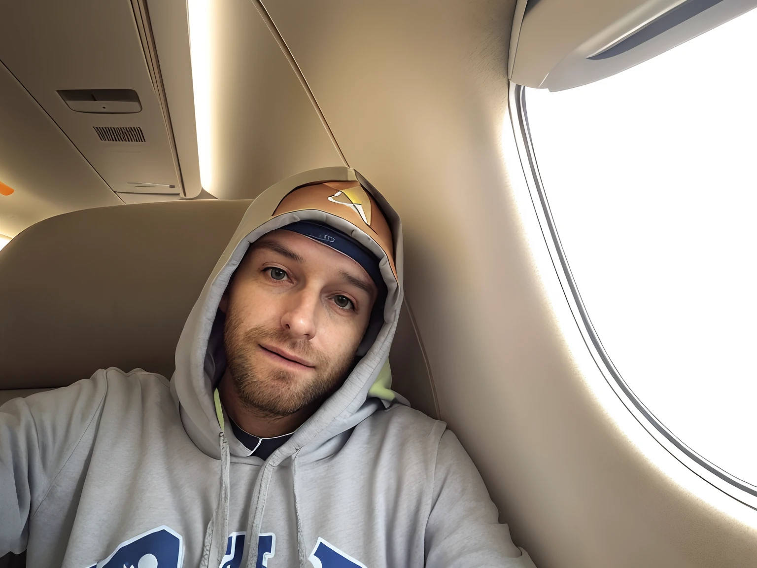 Hooded man sitting on an airplane, Ray Guilherme Johnson, foto de perfil 1024px, No ar, sorrindo de cima, foto de perfil headshot, foto do perfil, selfie shot straight on angle, taken in the early 2020s, durante o nascer do sol, straight head down, foto de perfil, foto do perfil do facebook, selfie de um homem