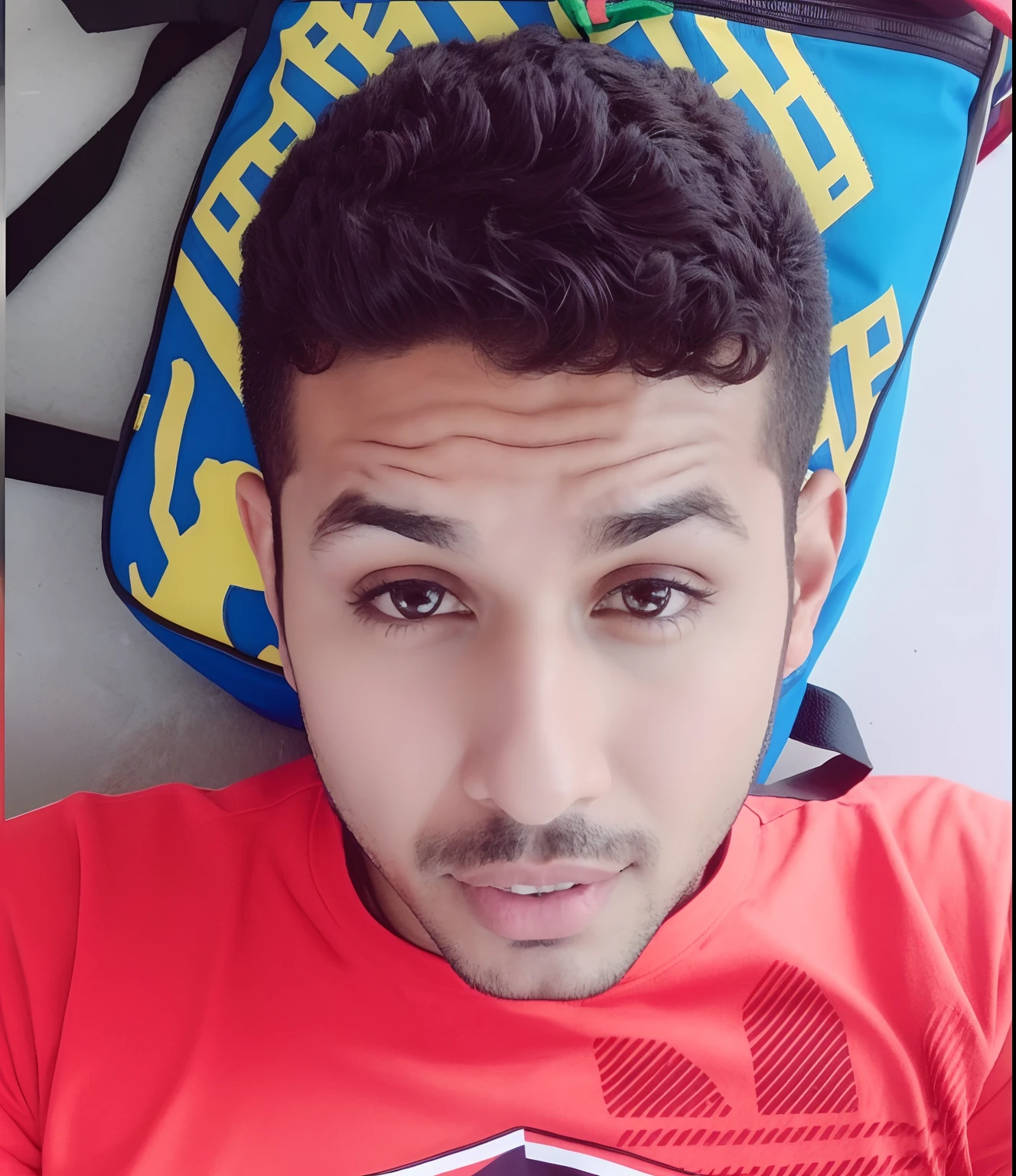 Homem com uma camisa vermelha e uma mochila com uma mochila azul, Mohamed Chahin, Estilo Mohamed Chahin, Alex, Atef, Mohamed Reda, Riyahd Cassiem, Emad Mostaque, Where is the, Jayison Devadas, Saadane AFIF, foto do perfil do , 😃😀😄☺🙃😉😗