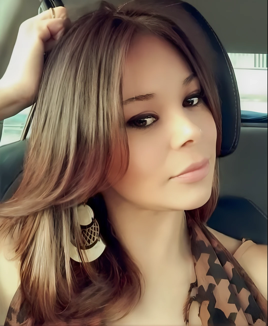A closeup of a woman wearing a scarf, desenho pixar, mulher linda, Mulher brasileira bonita, imagem de perfil, Beautiful woman, linda senhora, Mulher de 30 anos de Cuba, beautiful female, Beautiful girl, foto de perfil, gorgeous female