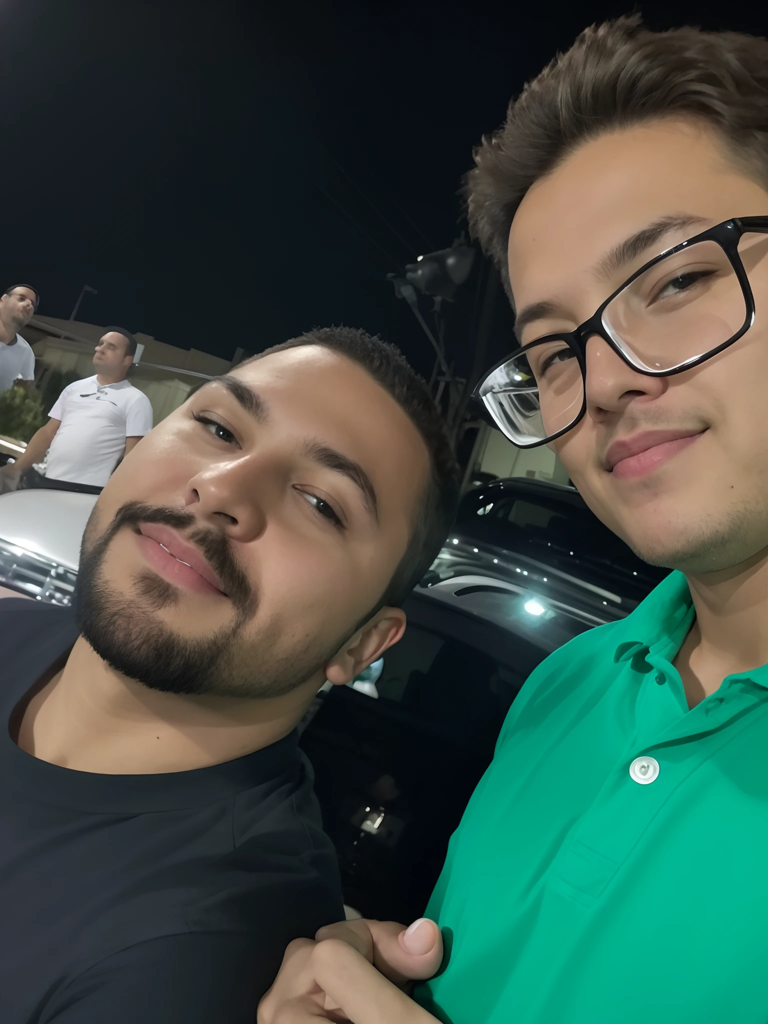 there is a man and a boy that are posing for a picture, imagem de qualidade muito baixa, with a kid, Postagem no Reddit, facebook post, foto do perfil, taken in the early 2020s, taken in the night, photo taken at night, imagem desfocada, foto de perfil 1024px, foto muito precisa, Fotografia selfie 8k