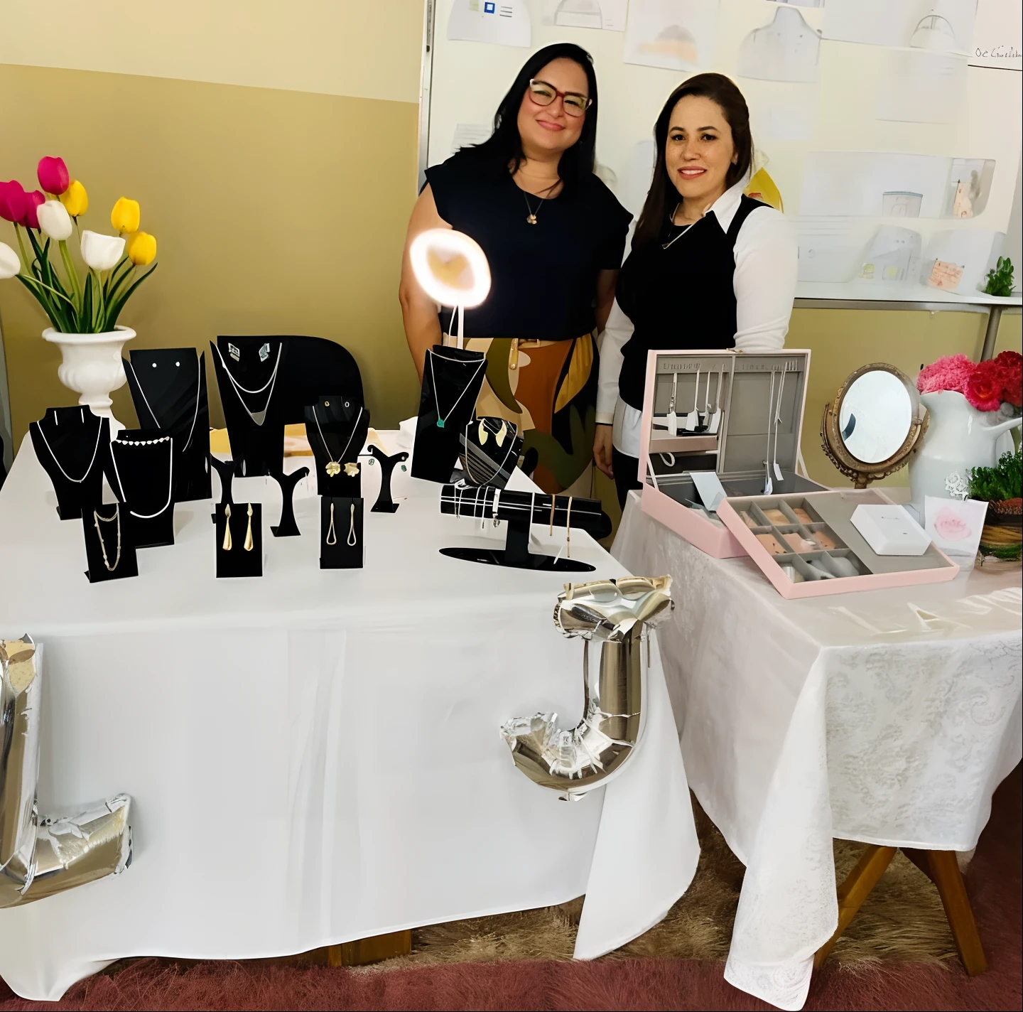duas mulheres ao lado de uma mesa com joias, presenting wares, product exhibition, Directed by: Veronica Ruiz de Velasco, coluna, Jewelry Exhibition, joias copiosas, Fornecedores, middle eastern style vendors, modelagem para dulce e gabanna, album photo, joias de prata, Karla Ortiz, evento esgotado, Exibido, Judiaria, jewelries