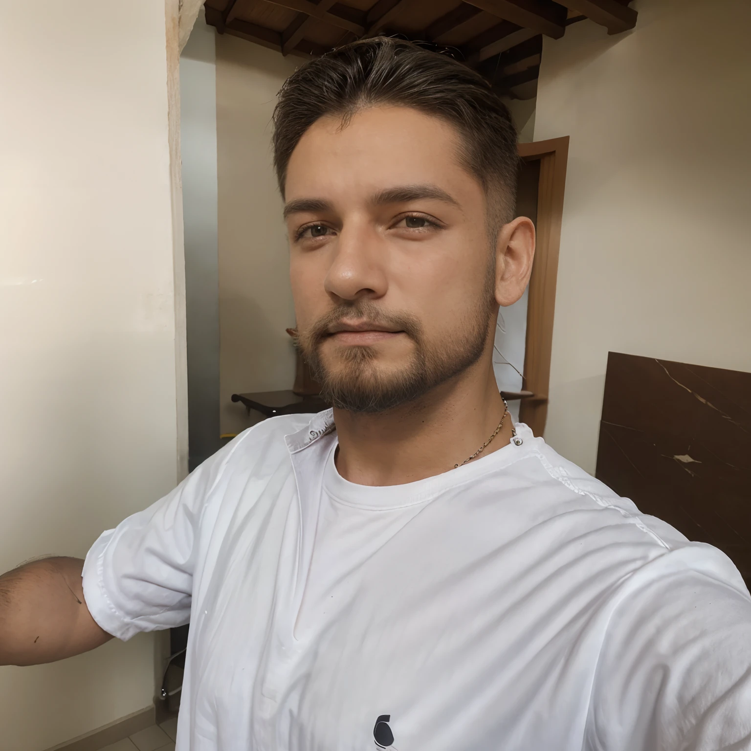Foto estilo pixar, Homem bonito tirando uma selfie em um espelho de banheiro, pequena barba castanha escura, barba curta, camisa cinza, com barba e camisa preta, barba arrumada, barba fina, com uma barba pequena, com uma barba preta cheia, selfie de um homem, cavanhaque, sombra da barba, (30 anos), imagem de qualidade muito alta, barba pequena