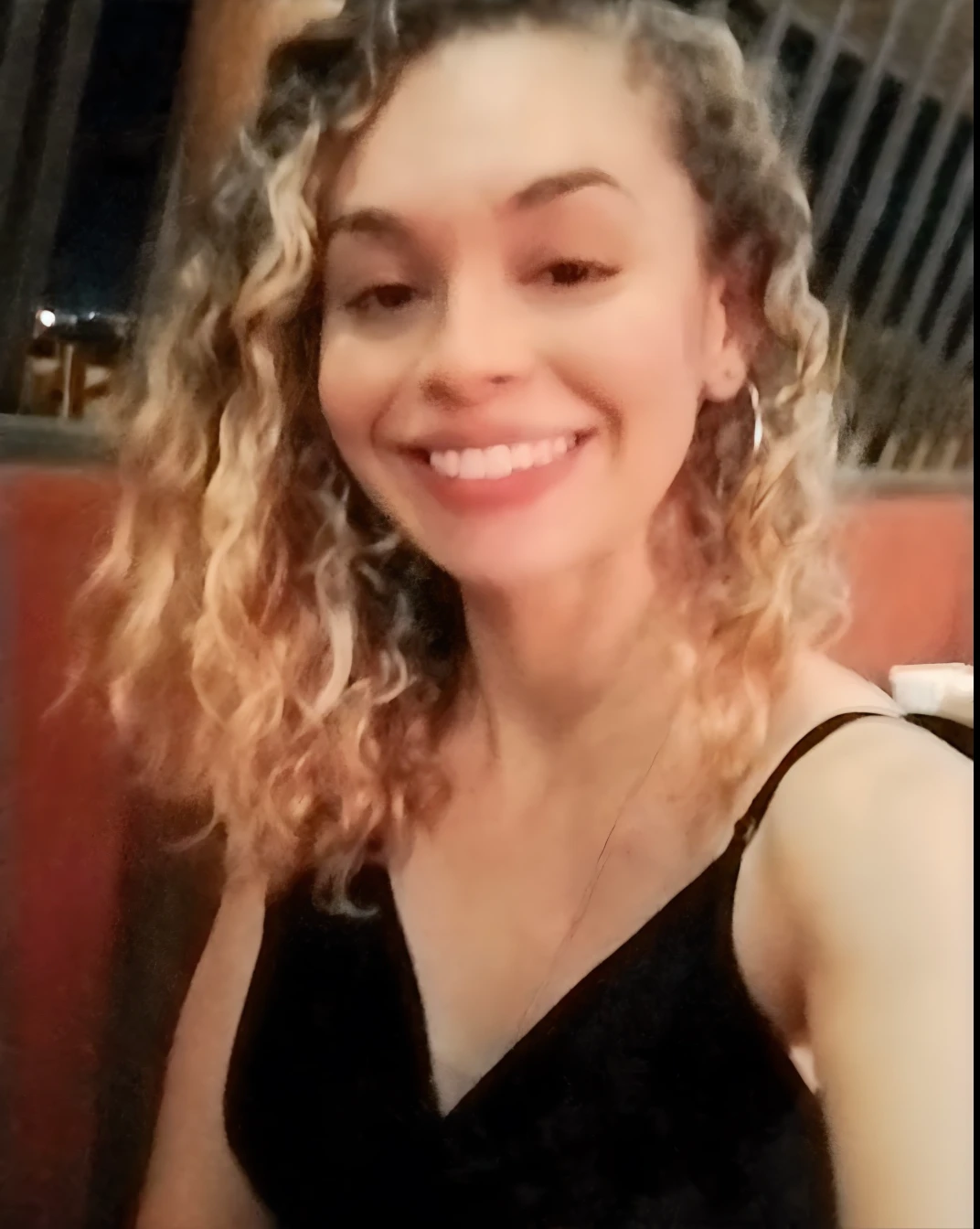 Smiling woman with curly hair and black dress sitting at table, cabelos loiros cacheados | d & d, selfie de uma jovem mulher, cabelos loiros cacheados, de cabelos loiros cacheados curtos, seu rosto emoldurado com cachos, 3 0 anos de idade mulher, Mulher de 30 anos, tiradas no final dos anos 2000, em torno de 1 9 anos, cabelos loiros cacheados