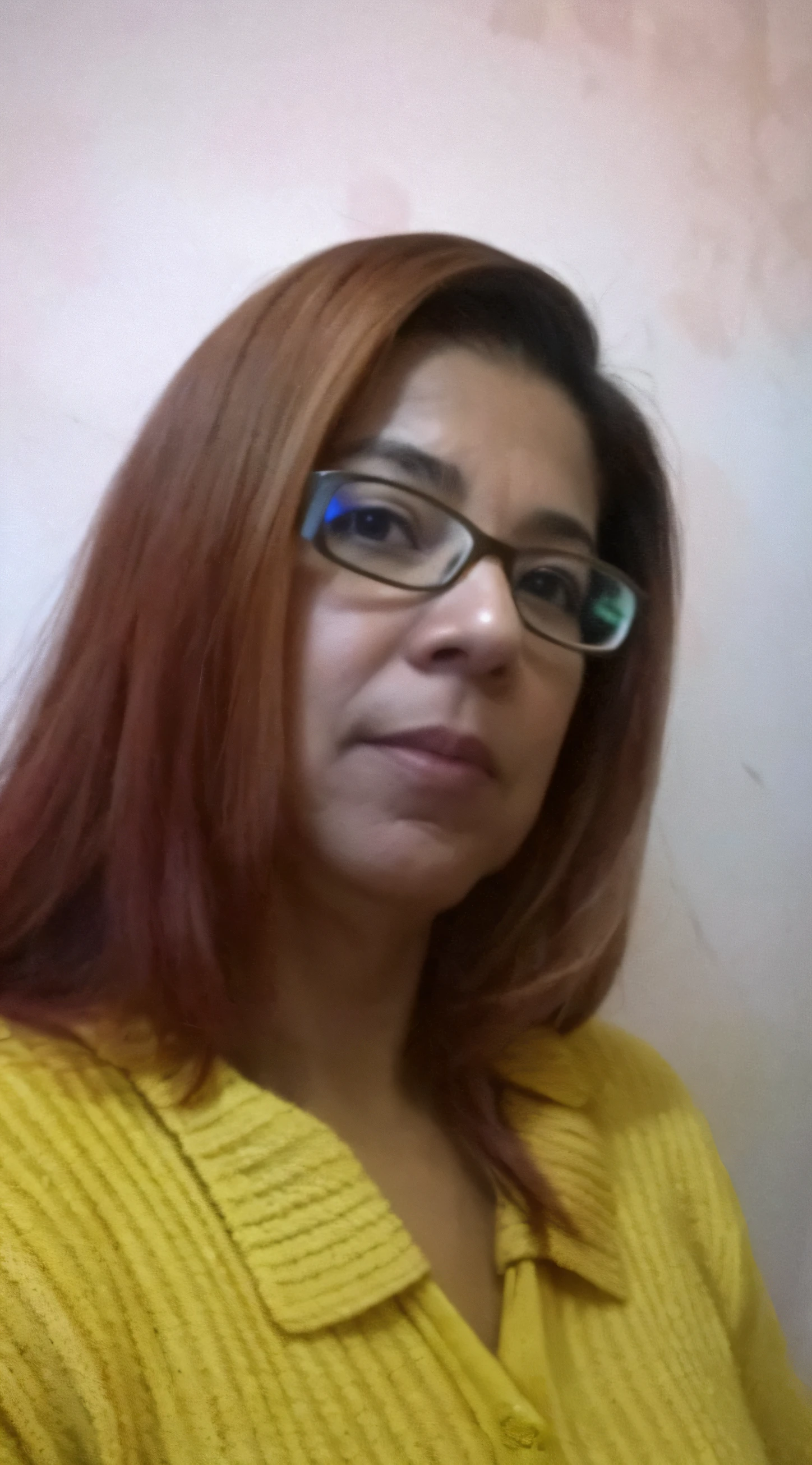 There's a woman with glasses and a yellow shirt, imagem de perfil, foto de perfil profissional, cerca de 50 anos, imagem profissional, foto do perfil