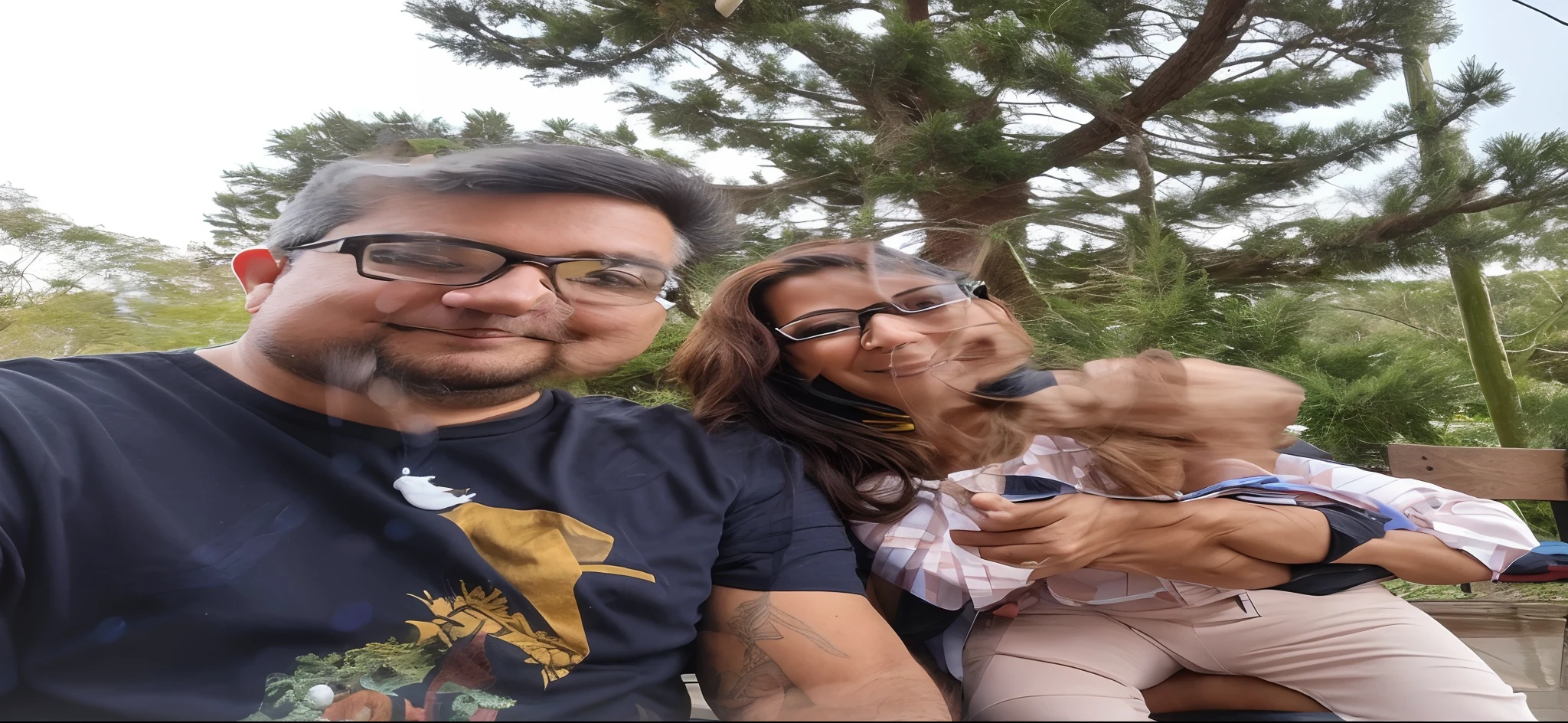 There's a man and a woman together in front of a Christmas tree, par, imagem de perfil, Cristiano Orrillo, Retrato de duas pessoas, com nerd! glasses! e cavanhaque, Casal feliz, Sandra, Fotografia tirada em 2 0 2 0, Alanis Guillen, with glasses and goatee, taken in the early 2020s