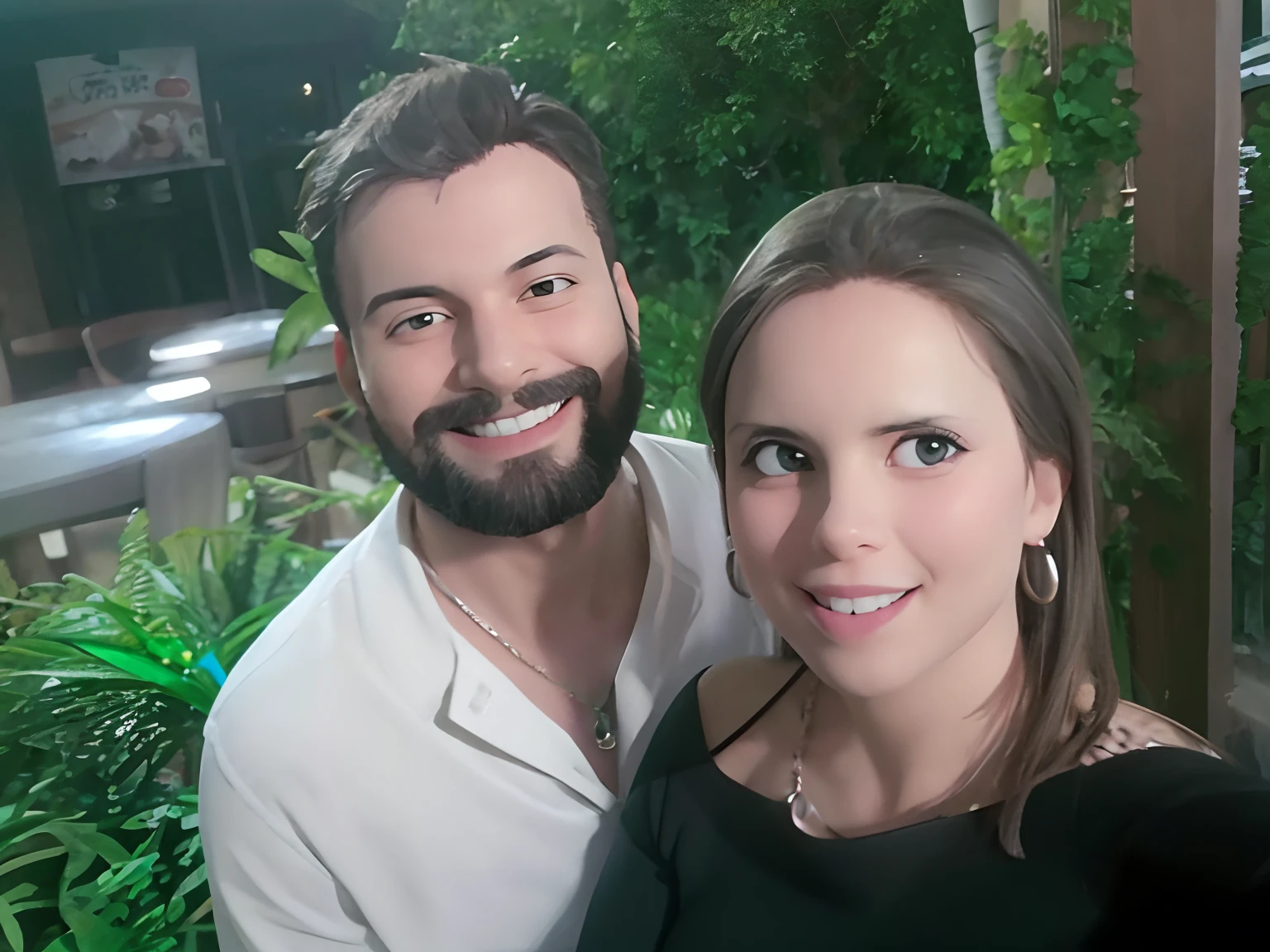 Um casal sorrindo posando para a foto num restaurante chique