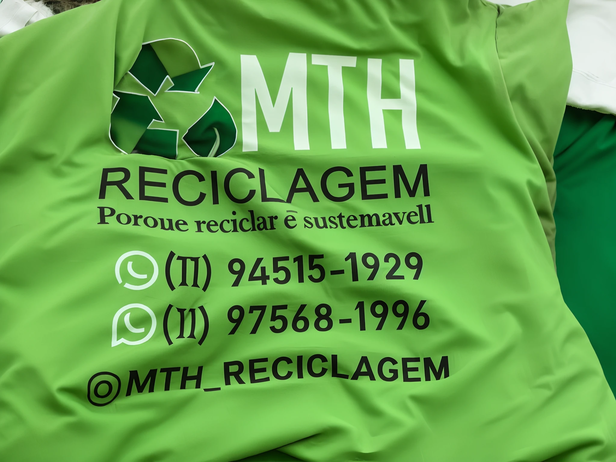 There's a green shirt with a recycling logo on it, 🐝👗👾, smoth, reciclado, imagem limpa, Promocional, Malika Favre, by Maria Helena Vieira da Silva, Beautiful image, Camiseta!!, imagem impressionante, Branco, alto detalhe, com texto, design deslumbrante, sem texto, nigth