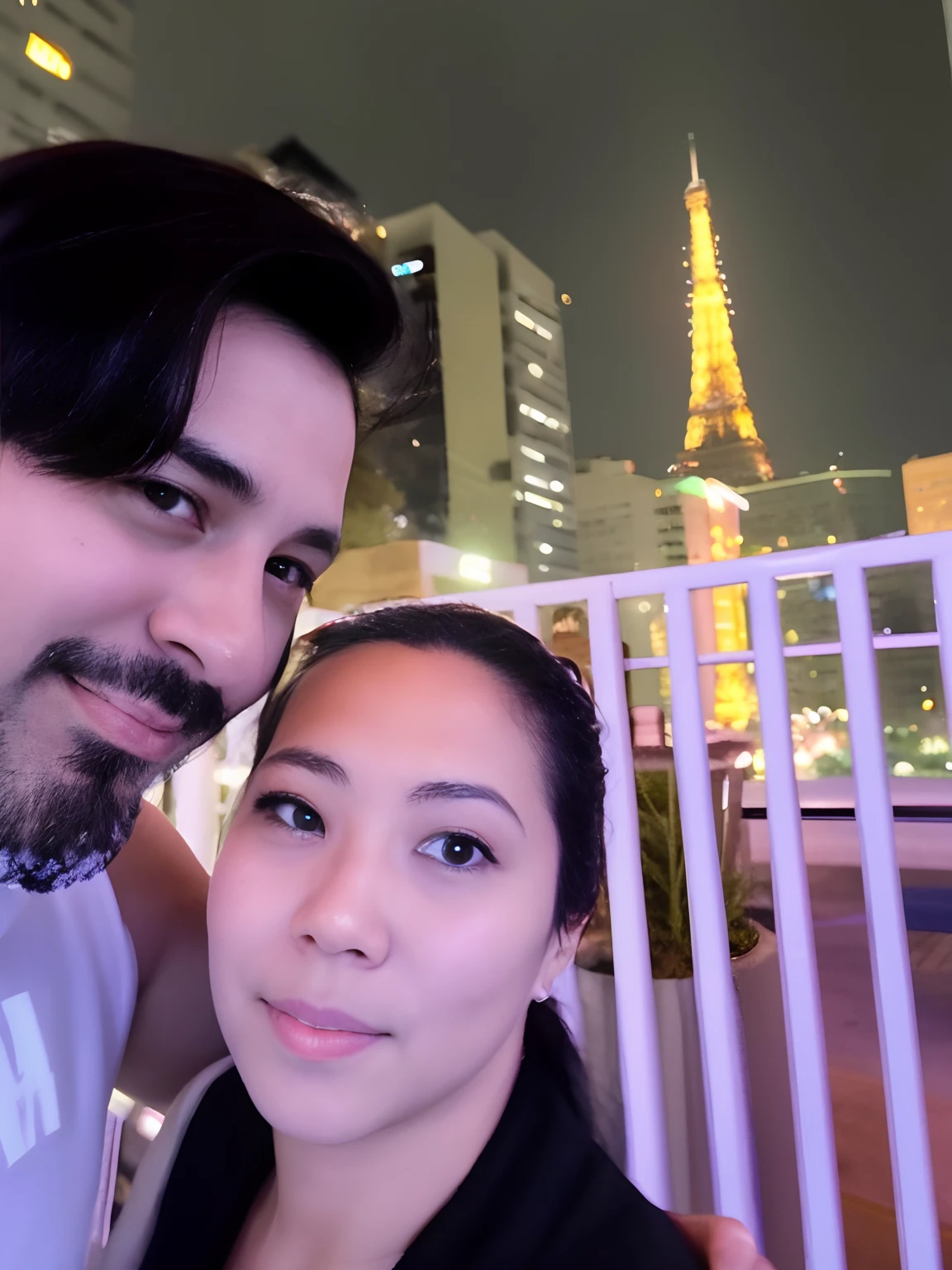 They are posing for a photo in front of the Eiffel Tower, on rooftop tokyo night, Fotografia selfie 8k, durante a noite, on future tokyo night rooftop, com vista Eiffel, In Sao Paulo, in the nighttime, at night time, no futuro telhado de luz neon, imagem de qualidade muito baixa, nigth, photo taken at night, Tomado com Sony Alpha 9, vacation photo