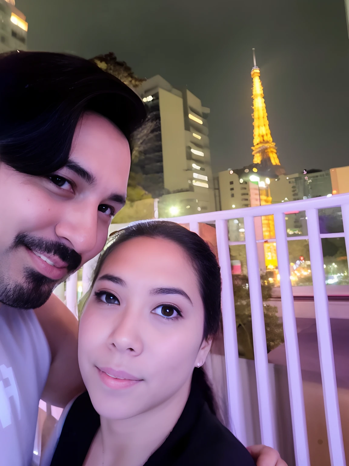 They are posing for a photo in front of the Eiffel Tower, on rooftop tokyo night, Fotografia selfie 8k, durante a noite, on future tokyo night rooftop, com vista Eiffel, In Sao Paulo, in the nighttime, at night time, no futuro telhado de luz neon, imagem de qualidade muito baixa, nigth, photo taken at night, Tomado com Sony Alpha 9, vacation photo