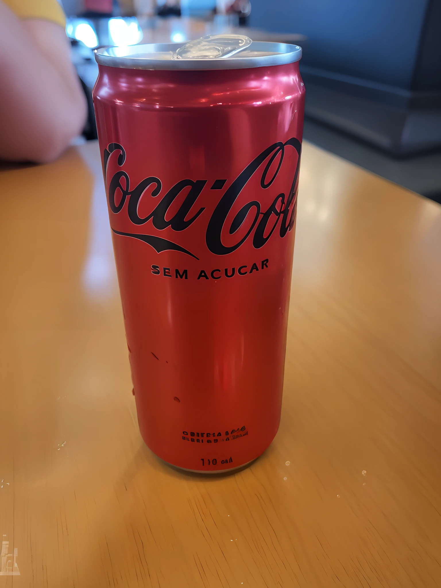Arafed Coca Cola pode sentado em uma mesa em um restaurante, some red water, beber uma garrafa de coca-cola, coque e batatas fritas na mesa, garrafa de coca-cola, soda, 8k 50mm iso 10, Tem uma tinta vermelha e preta, Tomado com Sony Alpha 9, latas de refrigerante, beber, octa 8k |