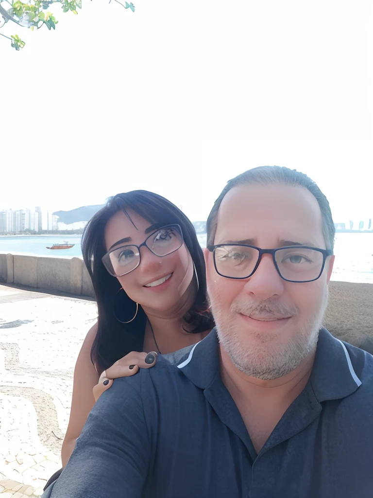 They're taking a selfie of themselves in front of the water, Casal feliz