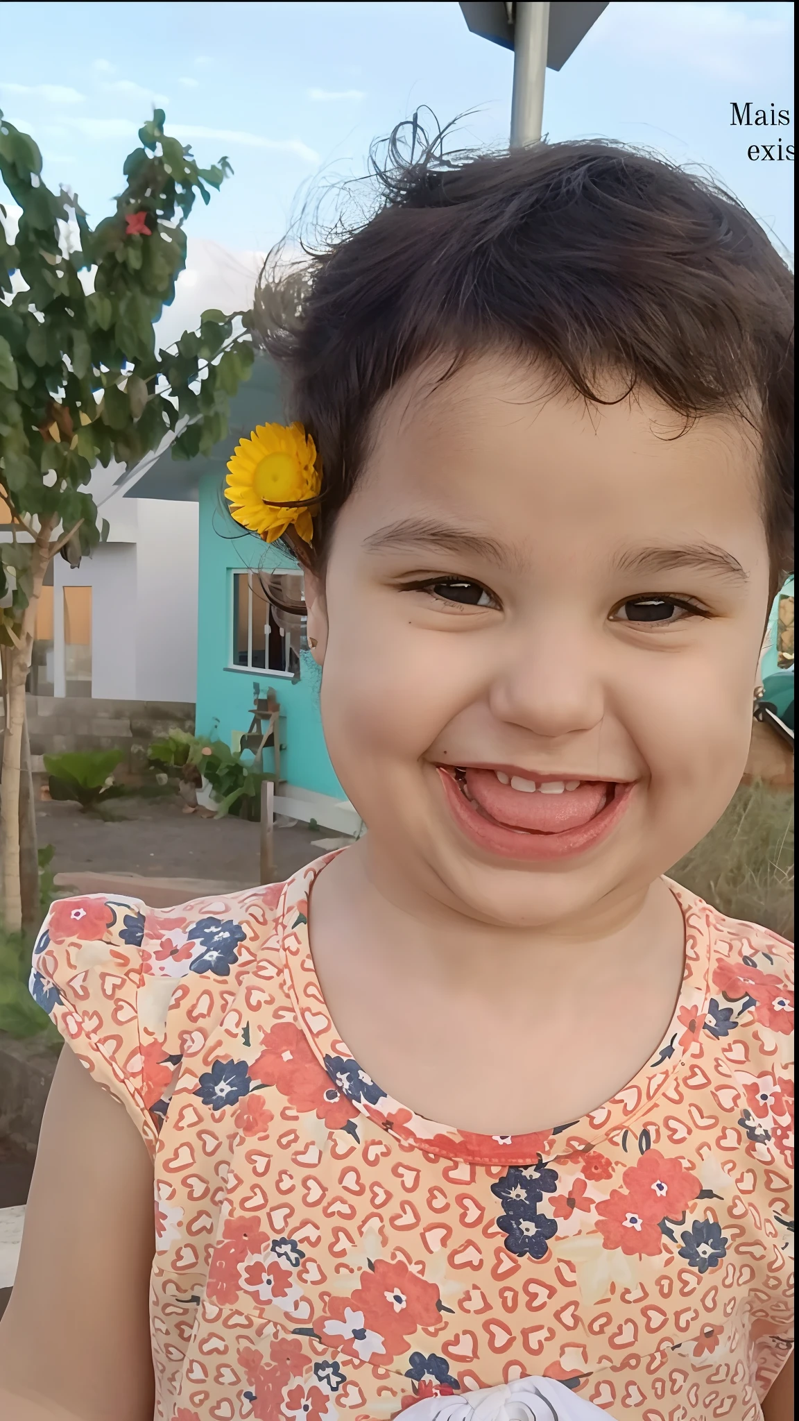 There's a girl who's smiling and wearing a flower in her hair, she is smiling and happy, she is smiling and excited, grande sorriso em seu rosto, bonito e sorridente, She is grinning, menina sorridente, happily smiling at the camera, sorriso doce, lovely smile, sorriso bonito, sorriso bonito, sorriso bonito, com um sorriso brilhante, sorriso muito grande
