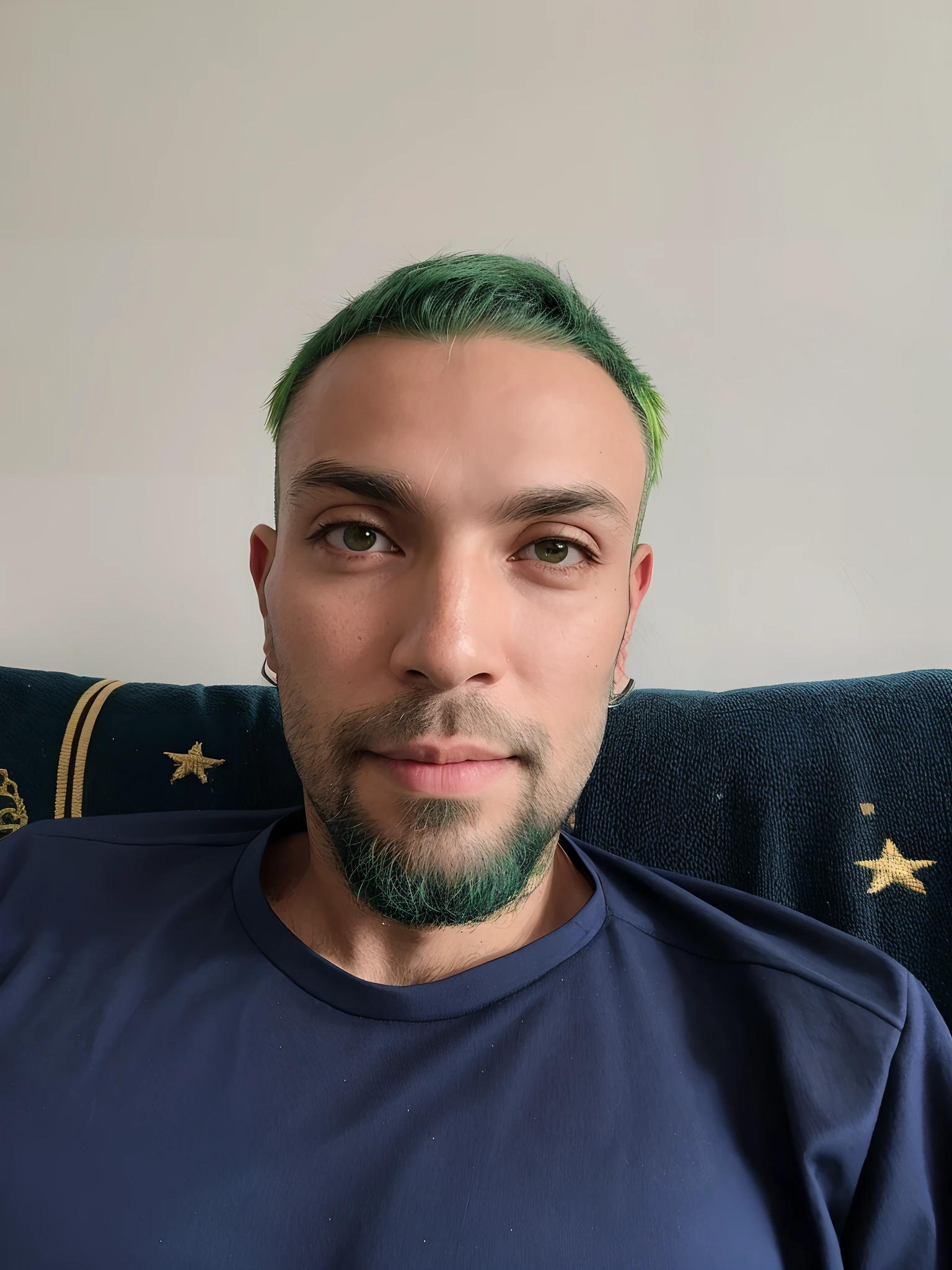There's a green-haired, bearded man sitting on a couch, cabelos verdes, cabelo verde curto despenteado, com longos cabelos azul-turquesa, corte de cabelo tingido cyberpunk, com cabelos azuis, with sprouting rainbow hair, juba verde, green head, cabelo verde brilhante, Fotografia selfie 8k, pele de cor verde, imagem frontal, 3 6 anos, colored accurately