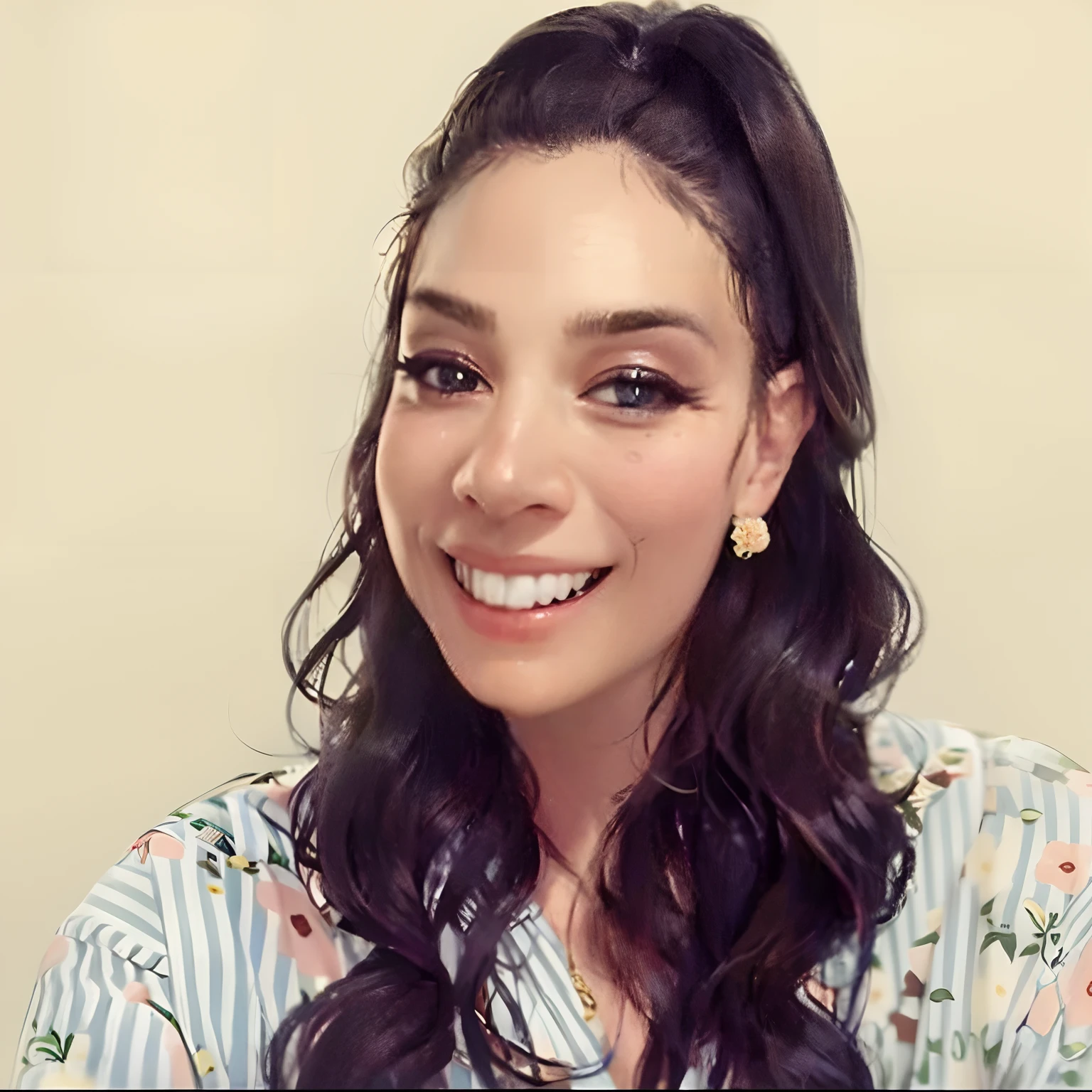 There is a long-haired woman smiling and wearing a floral shirt, Alanis Guillen, fernanda suarez, Parece Fabiula Nascimento, inspired by Gina Pellón, foto de perfil profissional, foto de perfil headshot, foto do perfil, Lorena Avarez, Estefania Villegas Burgos, Mulher de 30 anos de Cuba