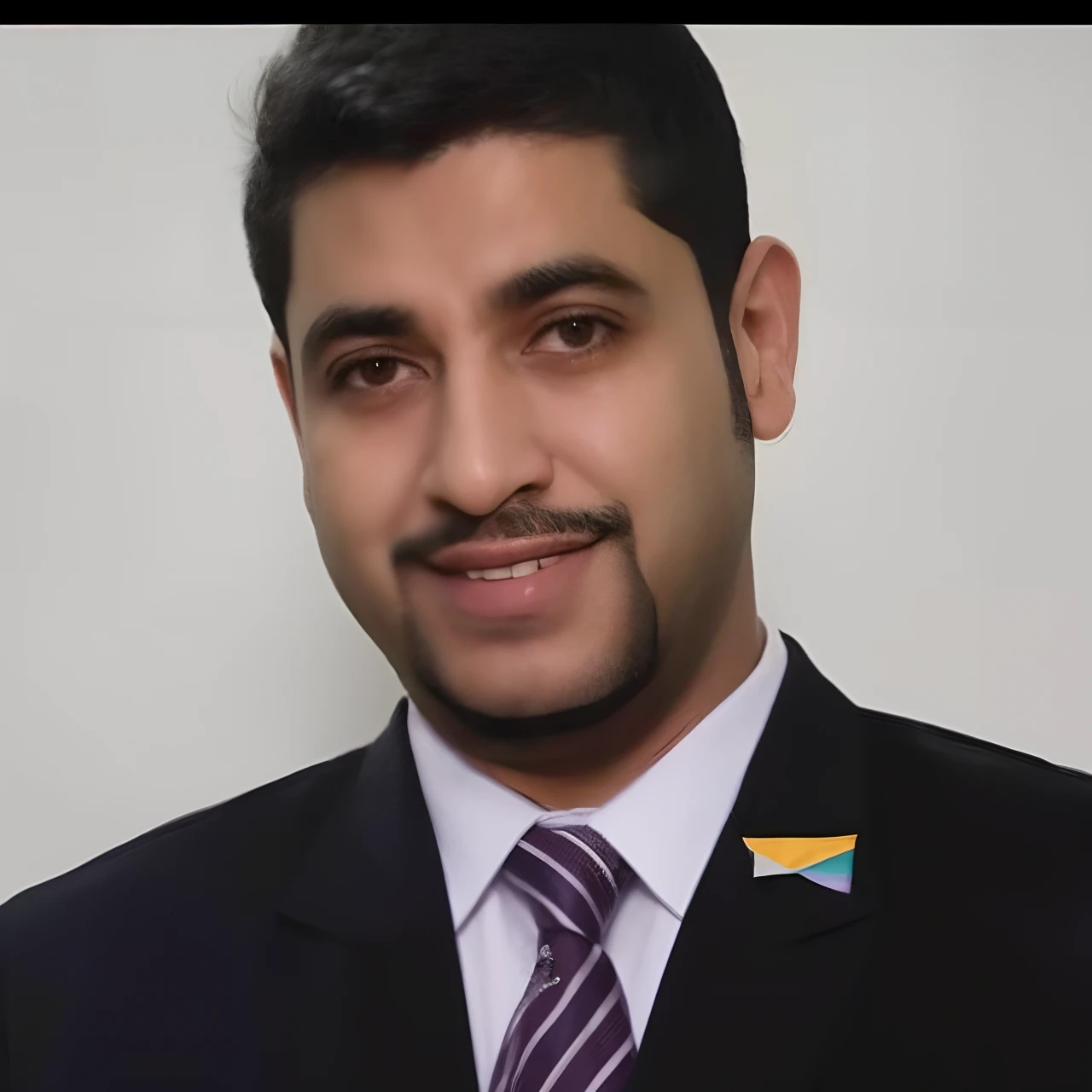 homem sorridente de terno e gravata com uma bandeira no peito, Emad Mostaque, Mohamed Chahin, Mohamed Reda, Ahmad Merheb, Amr Elshamy, imagem profissional, foto de perfil profissional, Sam Nassour, Riyahd Cassiem, david rios ferreira, foto de perfil headshot, Saadane AFIF, Condutor de Ene, Advogado curdo