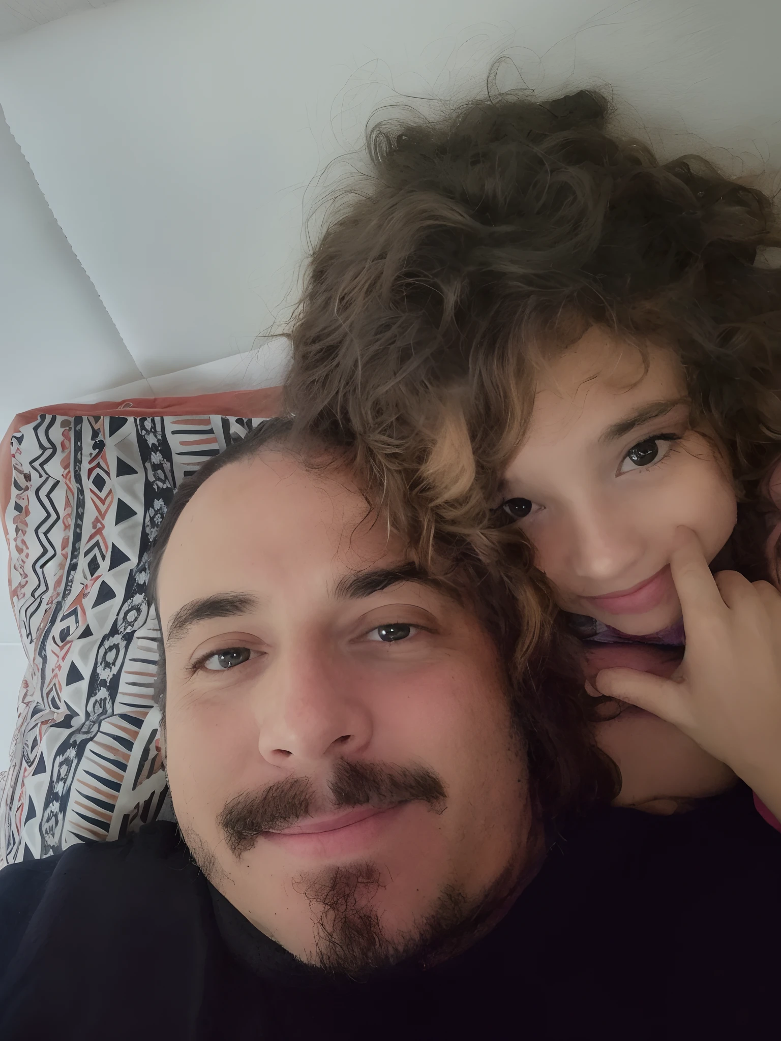There's a man and a girl lying on a bed, imagem de qualidade muito baixa, with a kid, pai com filho, Tomado com Sony Alpha 9, Fotografia selfie 8k, fotografia, Homem de 4 0 anos, Postagem no Reddit, imagem do iphone, Feliz!!!, 2019, 2 0 1 9, (38 anos)