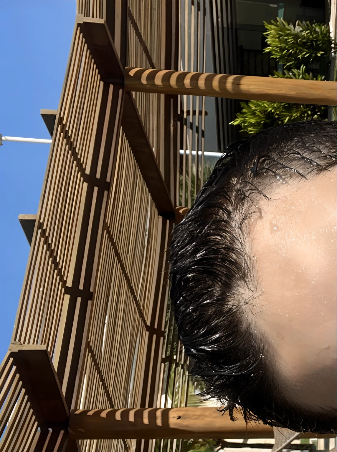homem sorridente em uma piscina, Fotografia selfie 8k, imagem de qualidade muito baixa, 3 2 anos, vacation photo, 2 8 anos, 2 7 anos, 2 3 anos, 2 9 anos, 2 4 anos, selfie de um homem, selfie shot straight on angle, caio santos, divertindo-se