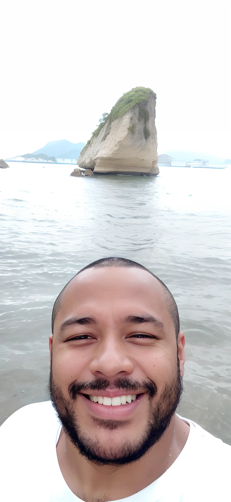 Smiling man in white shirt standing in front of a body of water, The rock is in the sea, vacation photo, em uma ilha de rocha flutuante, Fotografia selfie 8k, oceano ao fundo, O oceano ao fundo, on the ocean water, taken in the early 2020s, River in front of you, standing next to water