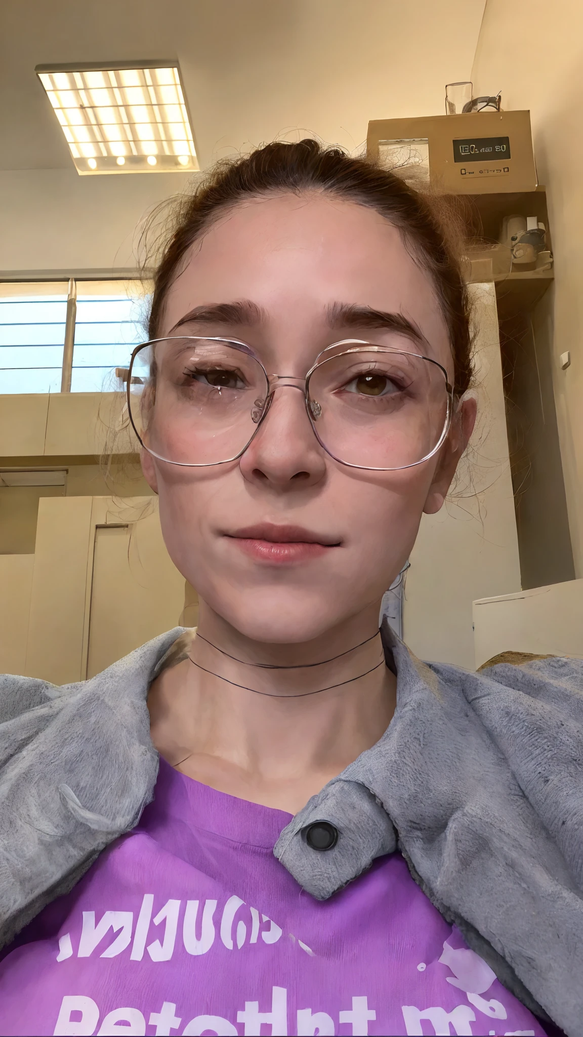 There's a woman with glasses on her face and a purple shirt, trabalho pioneiro suado e grosseiro, rosto suado, 3 0 anos de idade mulher, Mulher de 30 anos, seu rosto ruborizado e suor, sem maquiagem, tired face, 3 2 anos, 3 6 anos, taken in the early 2020s, 38 anos, cansado meio fechado