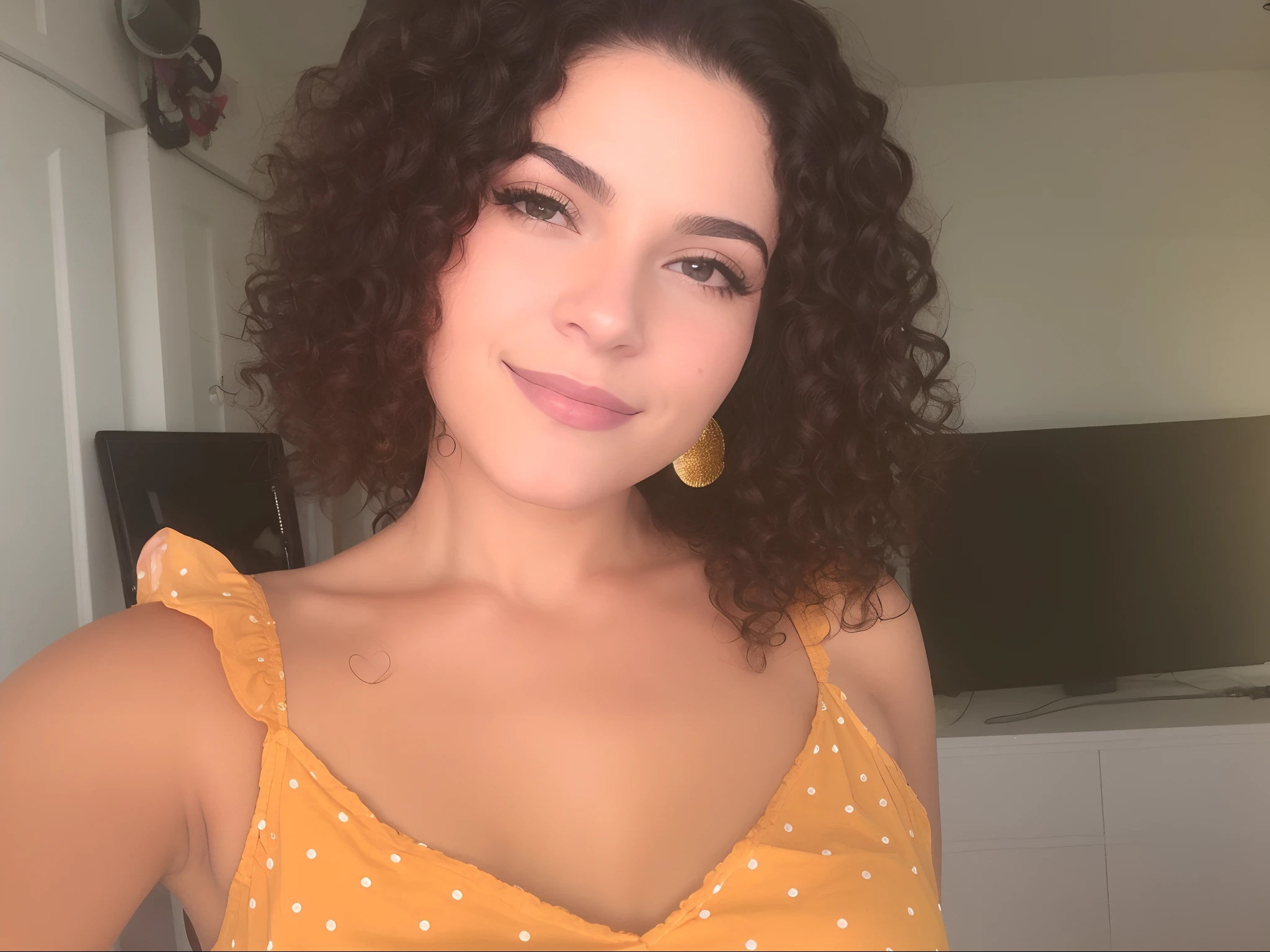 There's a woman with curly hair and a yellow top, foto de perfil headshot, curly middle part haircut, cabelos cacheados e curtos, Justina Blakeney, cabelos castanhos cacheados, Alanis Guillen, cabelos cacheados, bochechas rosadas, cabelo encaracolado curto escuro sorrindo, selfie de uma jovem mulher, look da hora dourada, seu rosto emoldurado com cachos