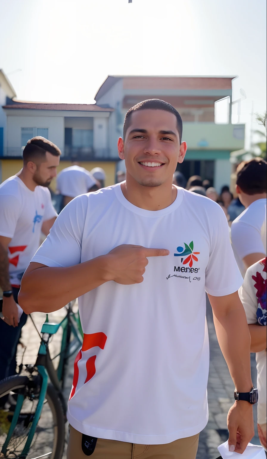 A imagem mostra um homem vestindo uma camisa branca, parado do lado de fora e apontando para a camisa. He is surrounded by several other people, some of whom also wear white shirts. O homem de camisa branca parece ser o foco principal da cena, drawing attention to your shirt and possibly the message or logo on it.