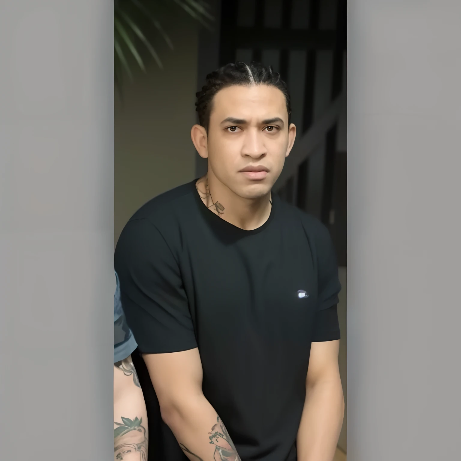 Recriar a imagem em estilo pixar melhor qualidade de um Homem brasileiro , moreno com camisa preta, cordao fino de ouro, cara fechada , risco na sombrancelha , Root braids and tattoo on the arm Disney pixar cartoon