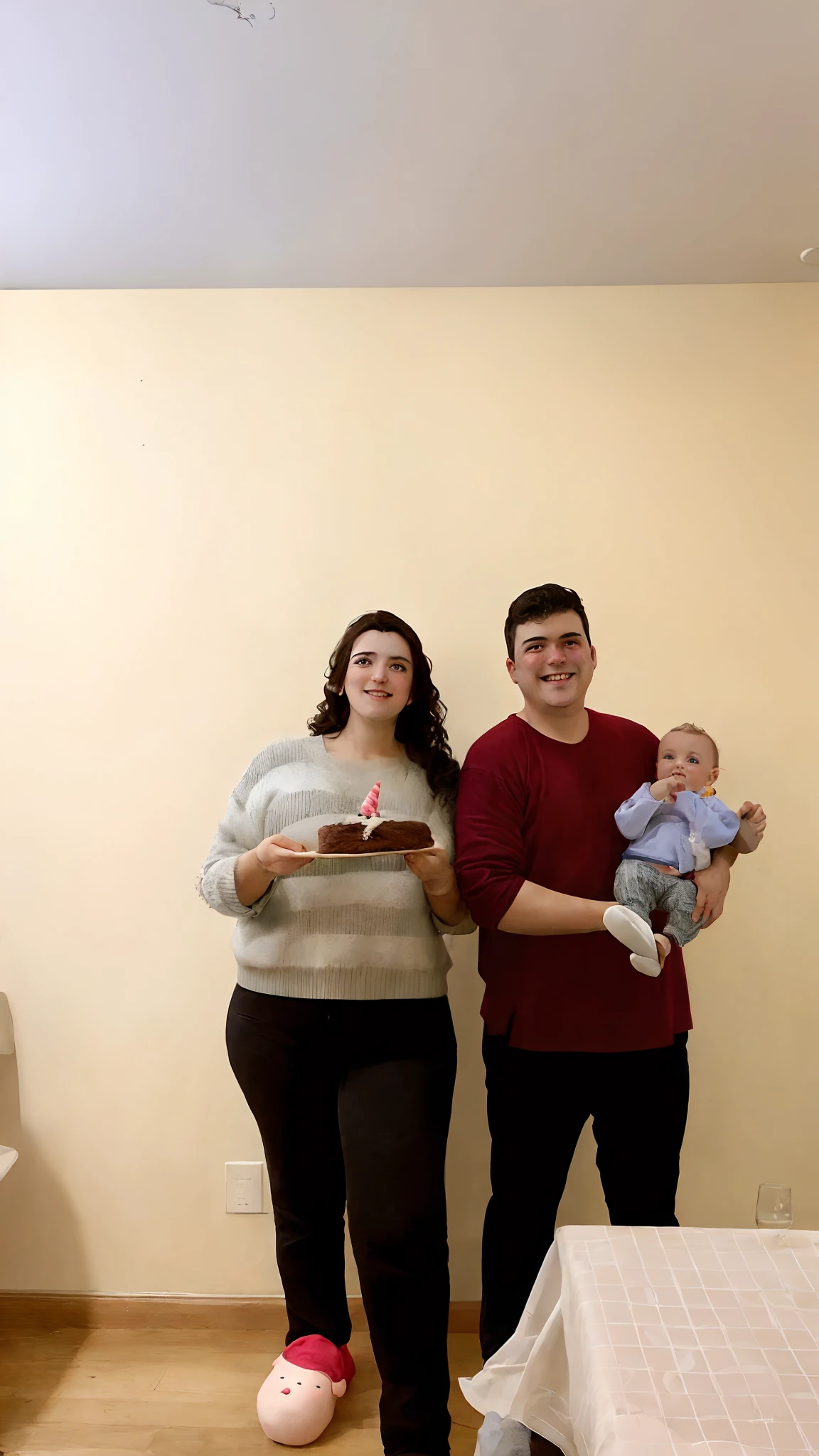 There are two people standing in a room with a baby in their arms, holding a birthday cake, Imagen de perfil, Foto tomada en 2 0 2 0, foto de familia, familia feliz, Marido, Esposa e Hijo, celebrating a birthday, Happy birthday, at a birthday party, Foto de perfil, Retrato de familia, Crecimiento de una pareja, powder Dora Crusader, grandes!