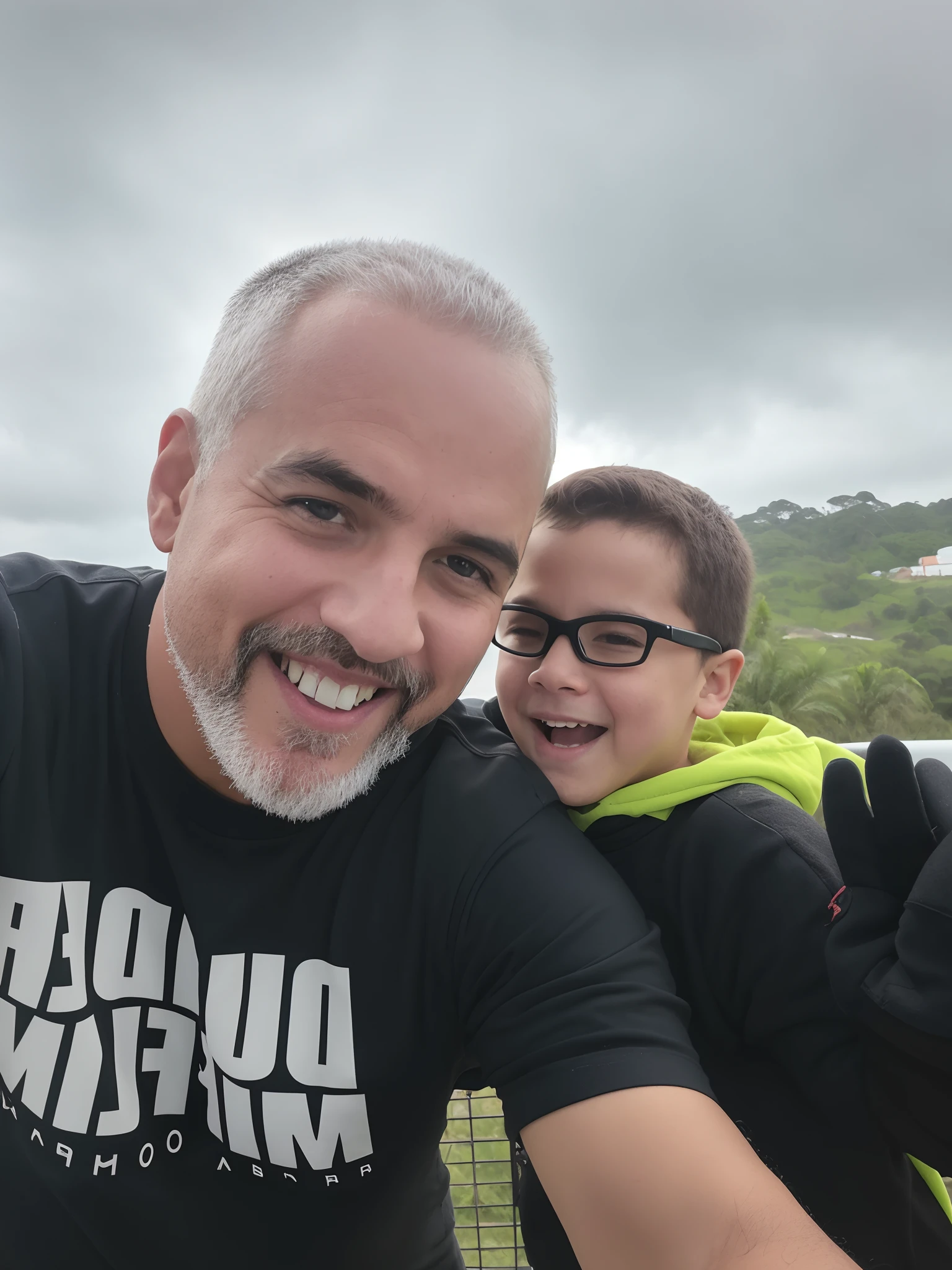 There's a man and a boy taking a selfie together, with a kid, divertindo-se, Aproveitando o vento, holiday photography, cabrito, Selfie, fotografia, com verruga, papai, fotografiagrafia, John Picacio e Brom, meu filho! the jaws that bite, Captura do iPhone, Foto tirada em 2018, imagem do avatar, muito bobo olhando