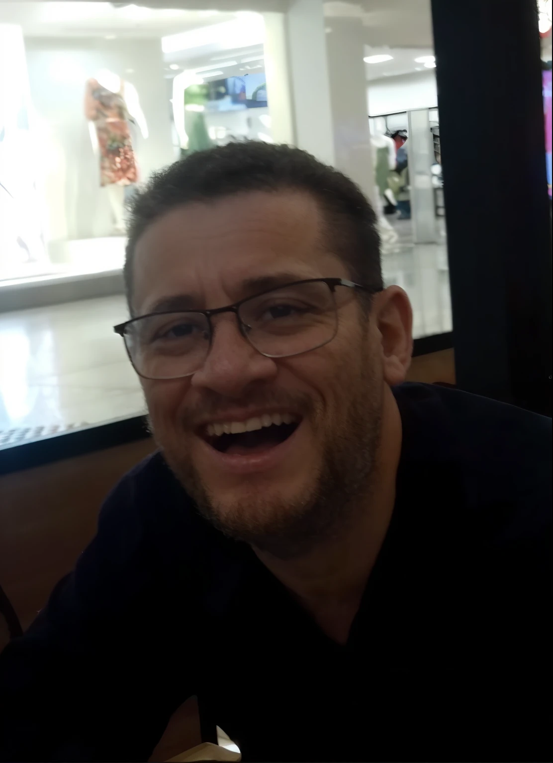 homem sorridente em copos sentado em uma mesa com uma rosquinha, cerca de 3 5 anos, icaro carvalho, taken in the late 2010s, david rios ferreira, taken in the early 2020s, 3 6 anos, Carmelo Blandino, 38 anos, foto de um homem branco de 50 anos