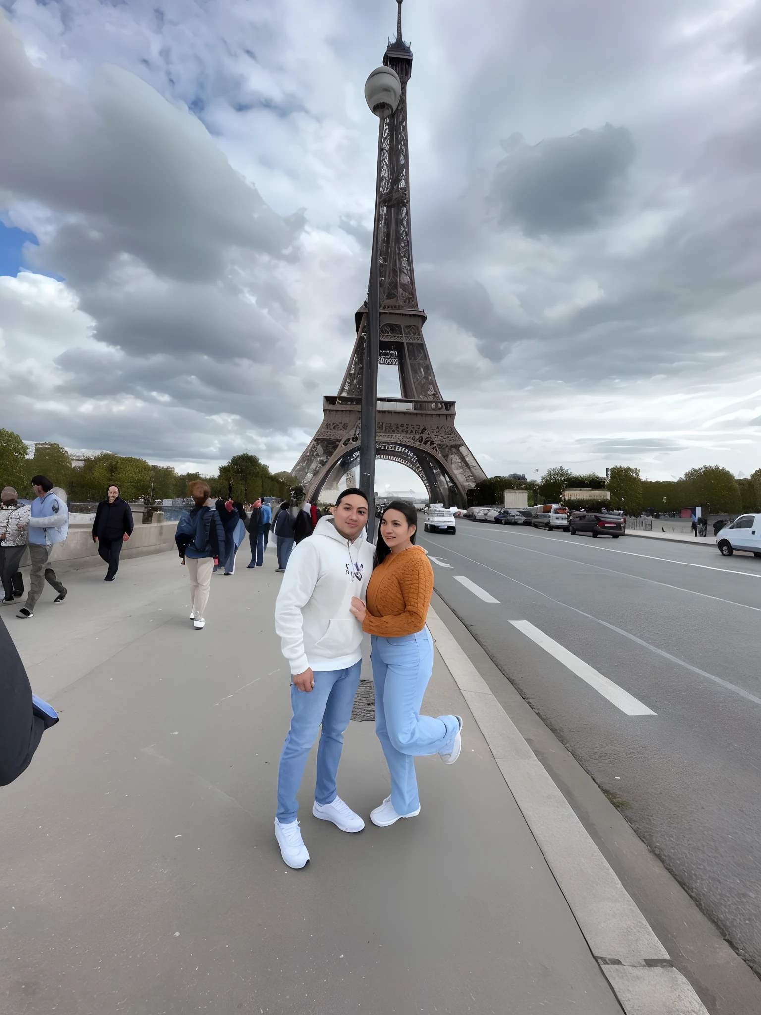 There are two people in front of the Eiffel Tower, in front of the eiffel tower, traveling in france, com vista Eiffel, Torre Eiffel no meio, em Paris, Torre Eiffel, Torre Eiffel de Paris, eiffel tower left, 🤬 🤮 💕 🎀, turistas em segundo plano, vacation photo, tiradas em 2022, Directed by: Raphaël Collin