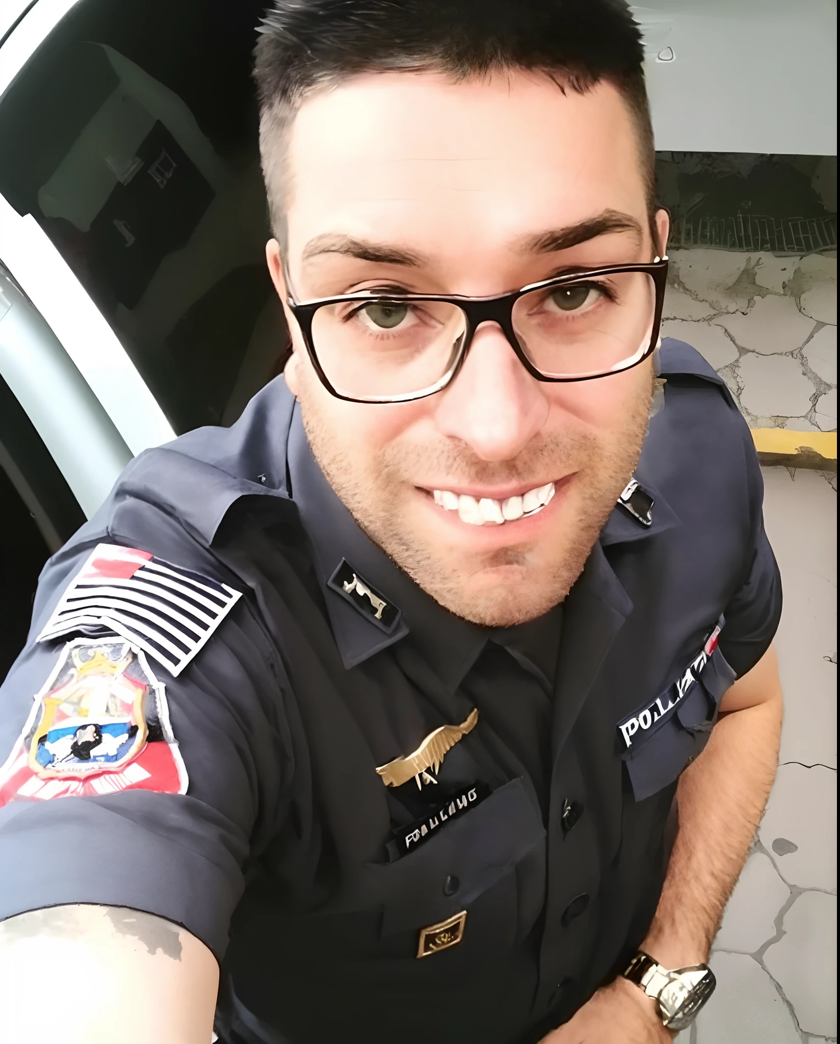 Homem fardado tira selfie com celular, vestindo uniforme policial, Police man!!, policial, em uniforme, uniforme completo, em uniforme preto, oficial, policial, david rios ferreira, andres rios, police, Postagem no Reddit, Closeup do policial, Alex Yanes, usando uniforme militar, em uniforme militar preto, security agent, ástor alexander