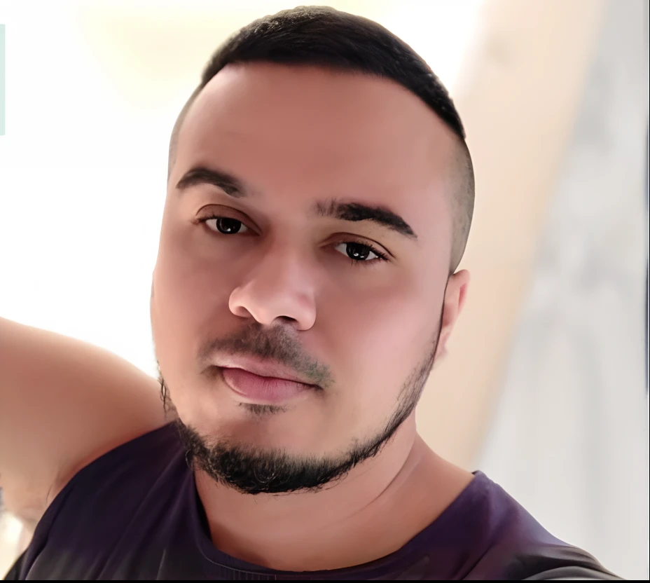 Homem de barba e camisa roxa escova os cabelos, foto de perfil headshot, Streamer do Twitch / Jogador Ludwig, foto de perfil, Aykut Aydogdu, taken in the early 2020s, foto de perfil profissional, imagem profissional, andres rios, foto de um homem, foto de perfil, imagem de perfil, Homem magro com pele bronzeada clara