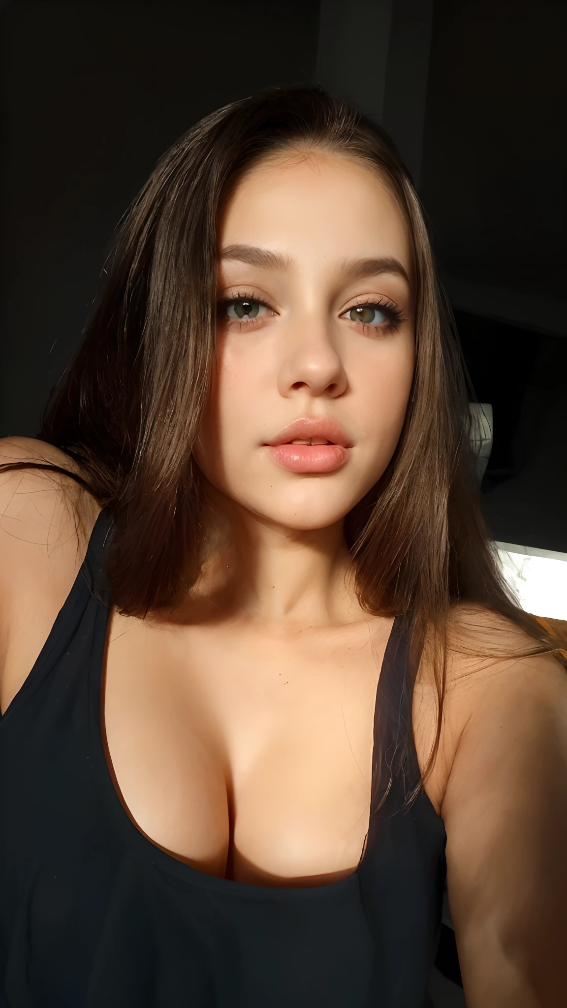 She's a very pretty girl, com olhos e cabelos castanhos, olhos sensual e seios bonitos.