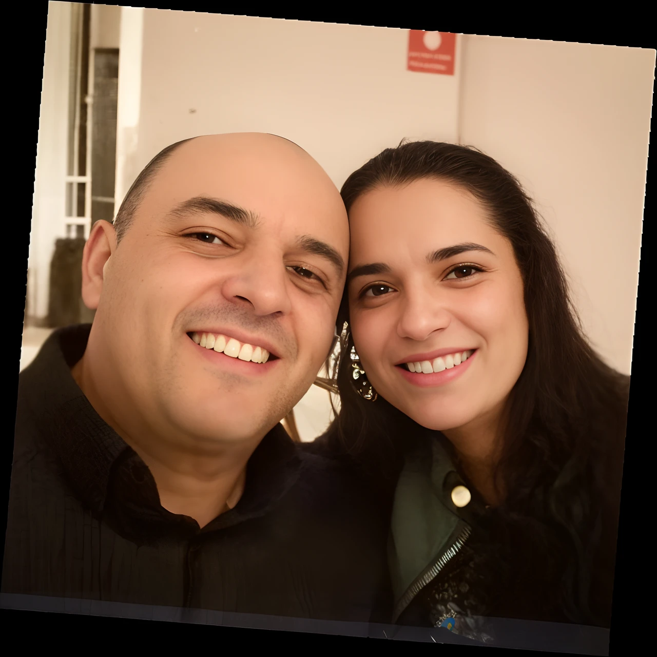 Homem e mulher sorridentes posando para uma selfie com uma planta ao fundo, momma and papa, imagem de perfil, Direction: Nandor Soldier, Malika Favre, Fotografia selfie 8k, com verruga, andrea rocha, Foto realista, Casal feliz, david rios ferreira, foto de perfil, foto de perfil headshot, foto do perfil