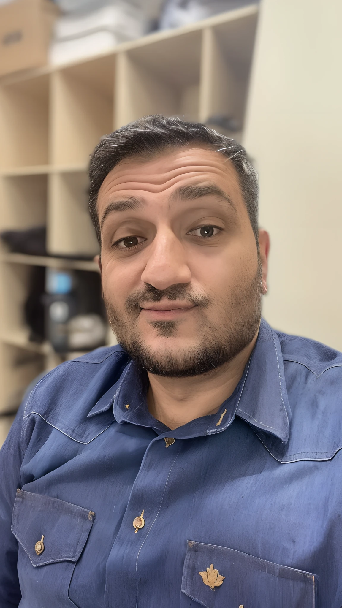 arafed man with a beard and a blue shirt looking at the camera, Fotografia selfie 8k, Looking directly at the camera, staring directly at camera, selfie de um homem, looks directly at camera, sneering at the camera, staring directly at camera, Emad Mostaque, angry looking at camera, looking-into-camera, Aykut Aydogdu
