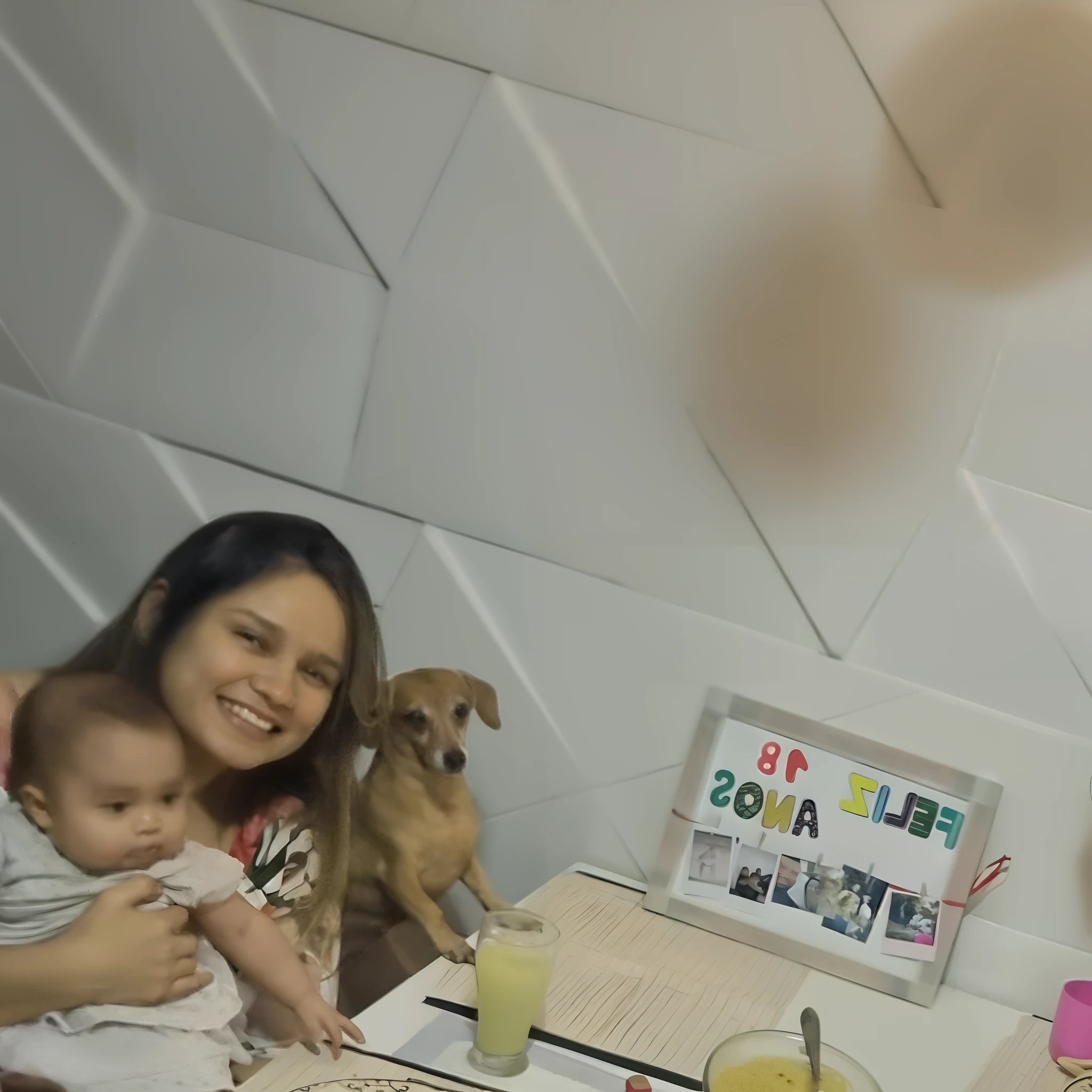 There is a group of people sitting around a table with food, family dinner, Happy family, Em casa, Directed by: Nandor Soldier, foto Selfie, na mesa da cozinha, In Sao Paulo, imagem de perfil, 4 k post, Postagem 4k, Fotografia Selfie 8k, foto de perfil, Selfie, foto muito precisa, Foto realista, imagem de qualidade muito baixa