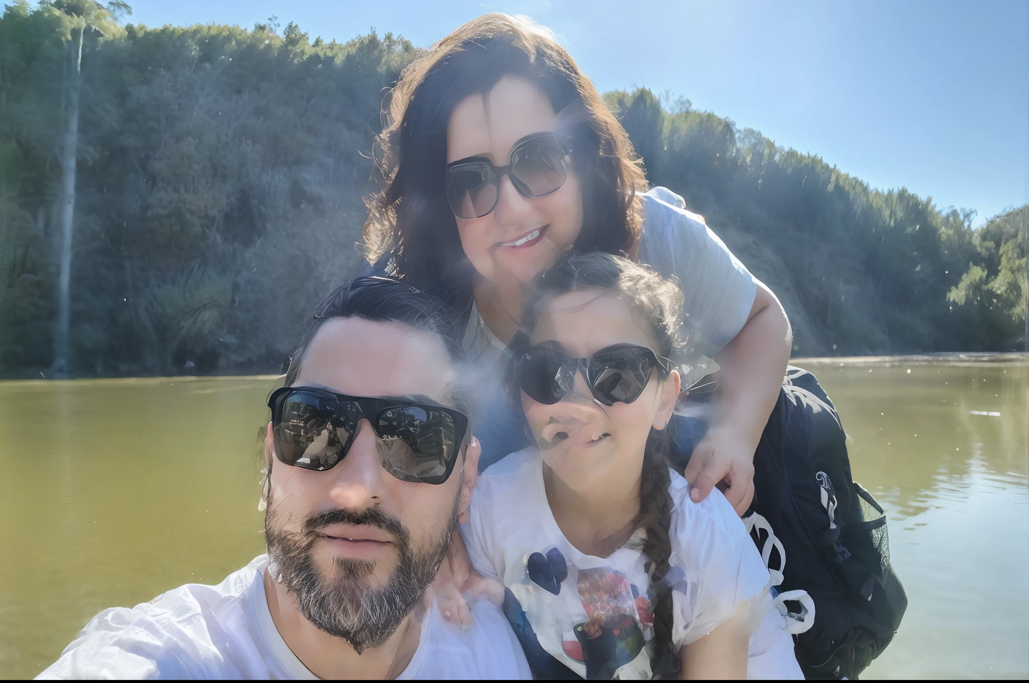 there is a man and woman holding a  in a living room, marido esposa e filho, Directed by: Nandor Soldier, portrait of family of three, family photography, Happy family, Foto realista, family portrait, Foto tirada com Nikon D 7 5 0, Foto tirada com Nikon D750, ástor alexander, Retrato de 60mm