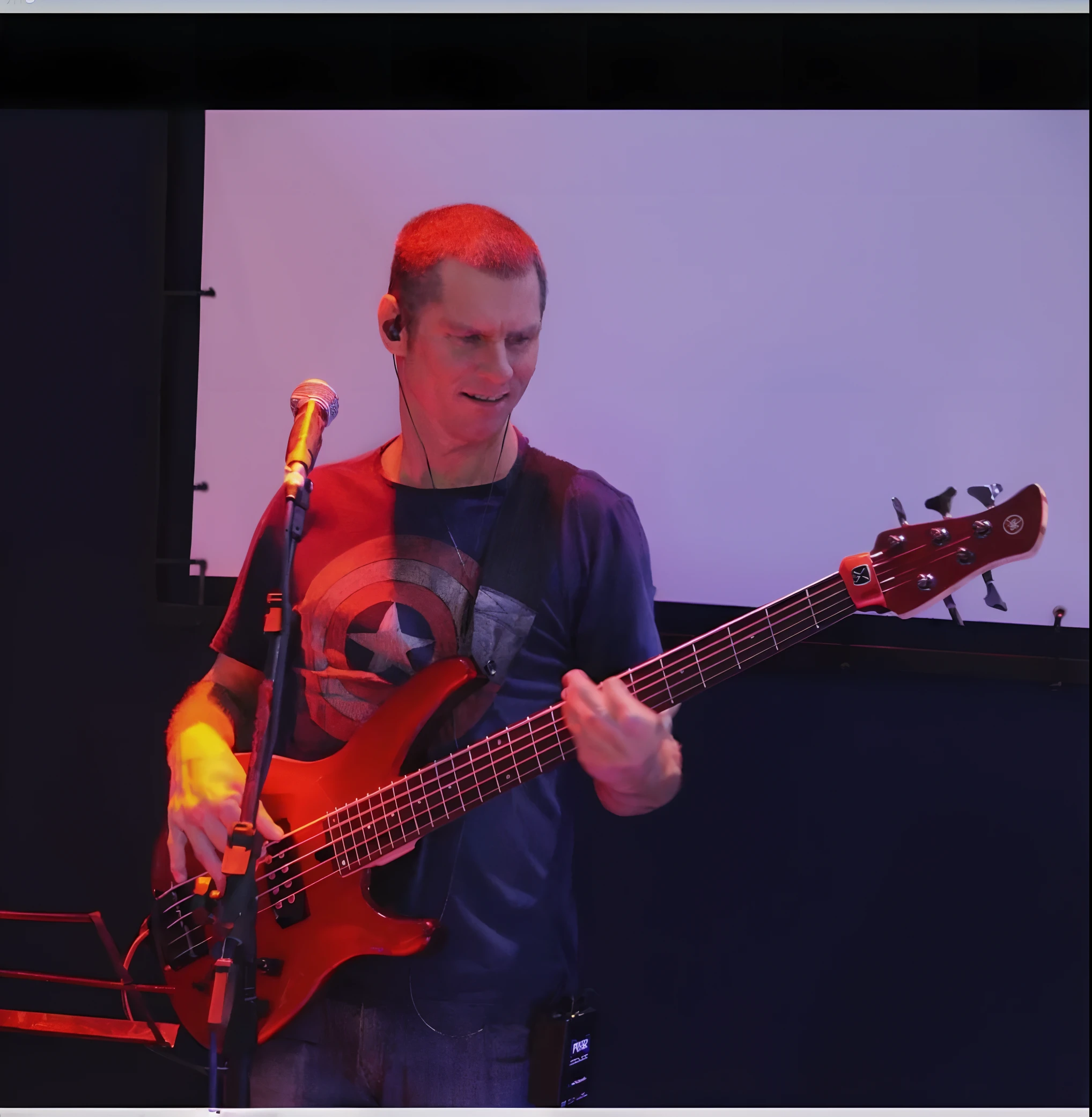 there is a man that is playing a guitar on stage, baixista, baixo vaughan, 2 0 1 5 videoclipe ao vivo, Greg Rutkowski ", playing guitar on stage, Ed O'Brien (acoustic guitar), Greg Rutkovsky, Imagens do concerto, Rico Evans, Executar, Paulo Heaston, no palco, Sean McLoughlin, Jon Berkey, Jon McCoy, John Berkley