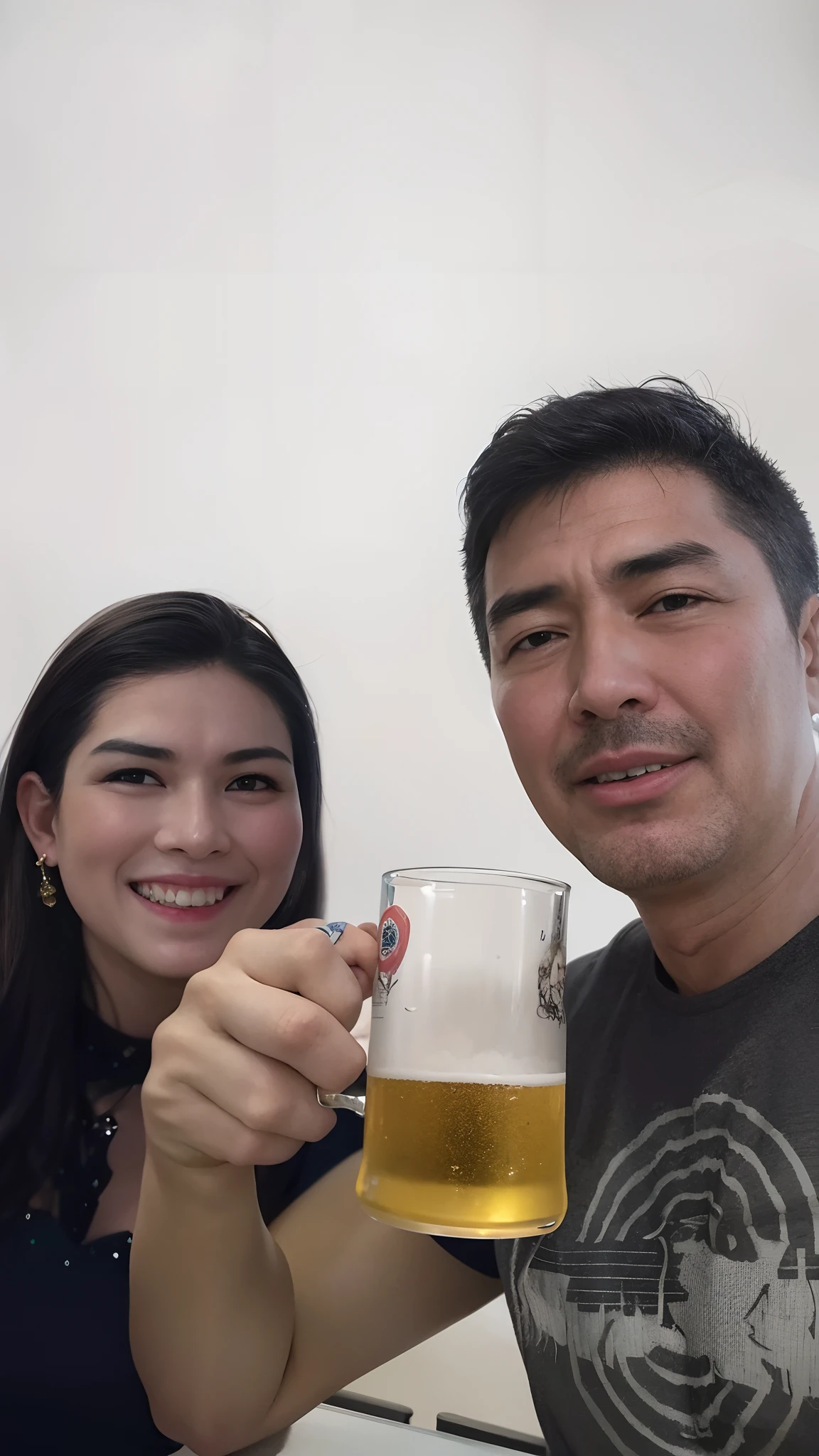 There's a man and a woman holding a glass of beer, segurando cerveja, beber uma cerveja, segurando uma cerveja!!, beber cerveja, segurando uma cerveja, pessoas bebendo cerveja, cerveja, segurando uma caneca de cerveja, Ayami Kojima e Greg Rutkowski, Zeen Chin e Terada Katsuya, Sakimichan e Frank Franzzeta, obrigada