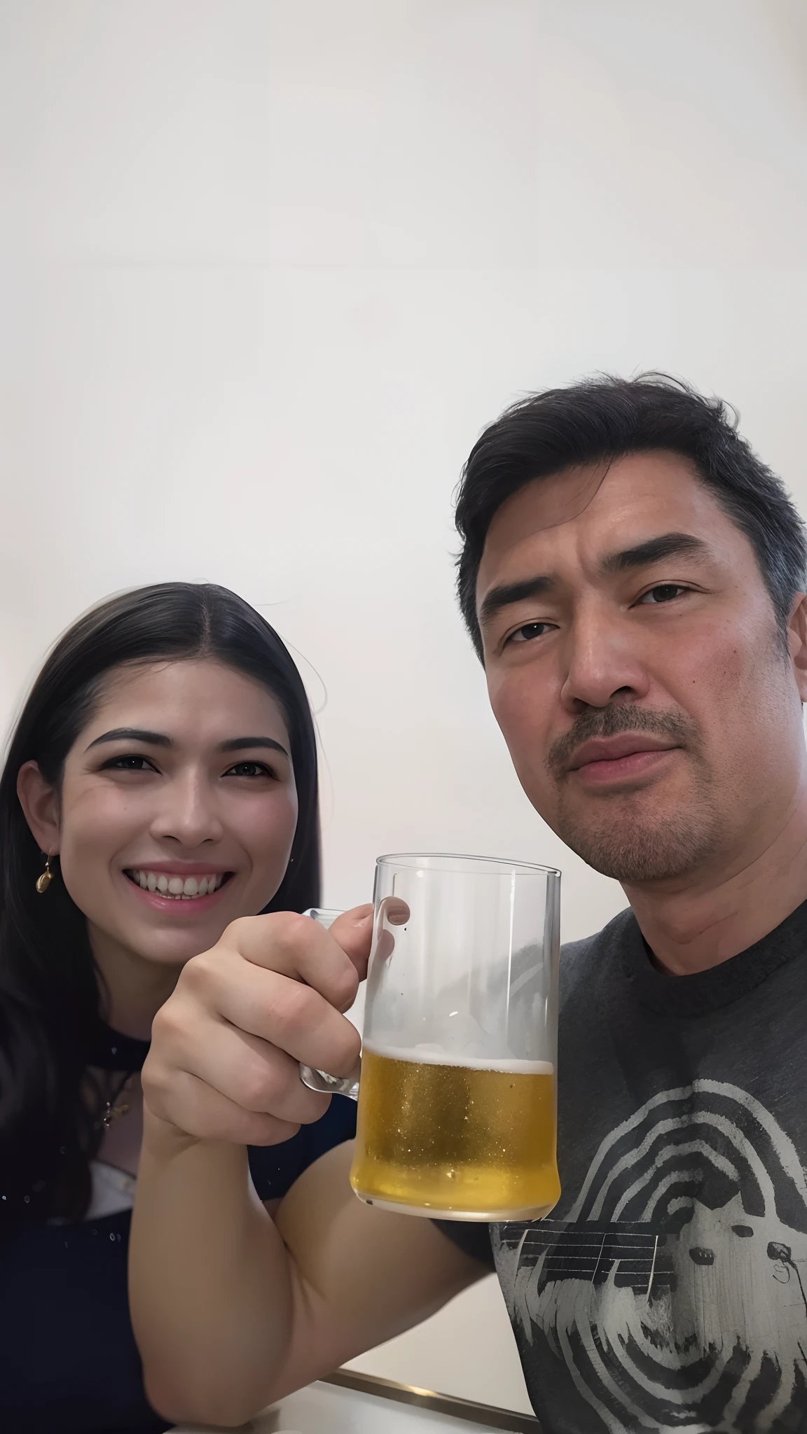 There's a man and a woman holding a glass of beer, segurando cerveja, beber uma cerveja, segurando uma cerveja!!, beber cerveja, segurando uma cerveja, pessoas bebendo cerveja, cerveja, segurando uma caneca de cerveja, Ayami Kojima e Greg Rutkowski, Zeen Chin e Terada Katsuya, Sakimichan e Frank Franzzeta, obrigada